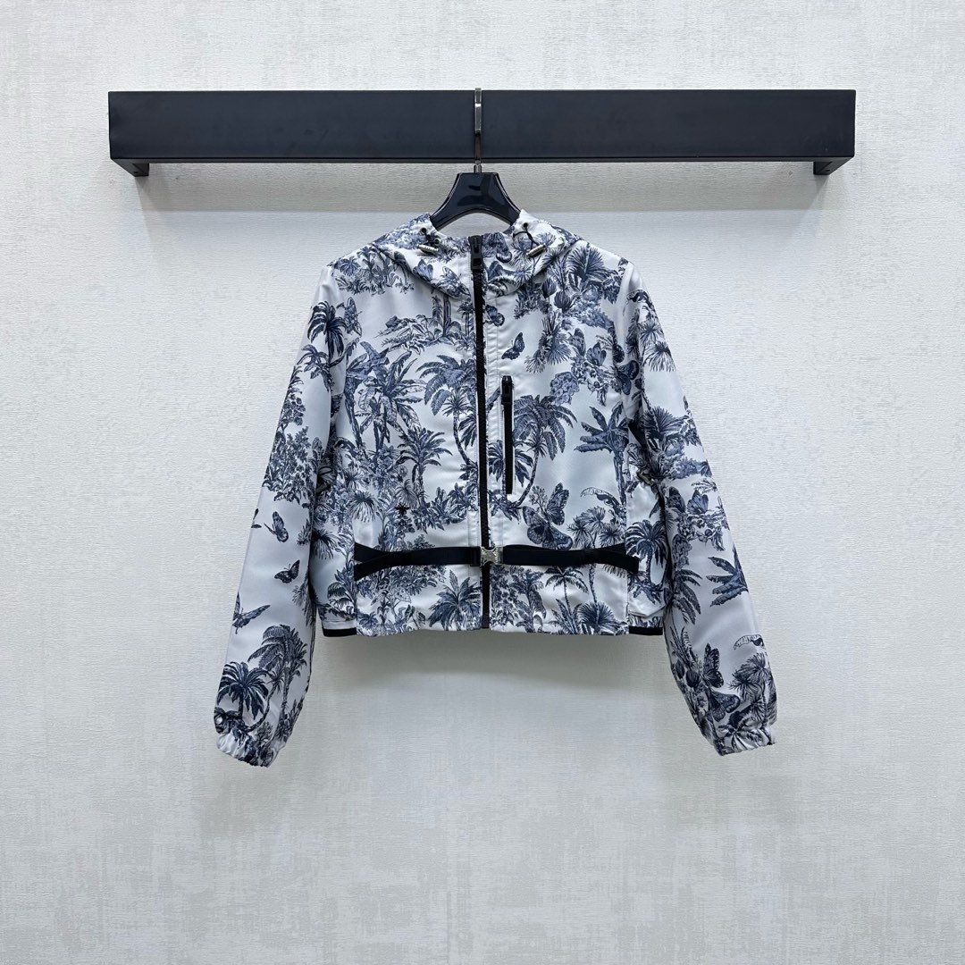 NO:452808,Dio*2025 new product is on the shelves of Jacquard Hooded Jacket Customized YB imported Jacquard material, crisp and stylish, full texture, large area of ​​tropical coconut tree butterfly pattern, highlighting the brand tone. The back is decorated with letter logo jacquard webbing splicing design and waist-side symmetrical silhouette pocket decoration to add layering of the shape, central axis drawstring buckle adjustment, more portable and practical, surface auxiliary material development, hooded long sleeve jacket tailoring, can be matched with skirts and pants in the same series, complete set of upper body to create a good proportion of long legs, commuting and dating outfits, high-end version,,dior, skirts, jackets & coats, jackets & coats,hats,alexander wang19860909Dio*2025新品上架提花冲锋连帽外套定制YB进口提花冲锋材质 挺括有型 质感十足 通体大面积热带风情椰树蝴蝶图案 彰显品牌调性 后背饰以字母徽标提花织带拼接设计配合腰侧对称廓形口袋装饰 增添造型层次感 中轴抽绳带扣调节处理 更便携实用 面辅料开发 连帽长袖夹克外套剪裁 可搭配同系列裙裤装 成套上身穿出长腿好比例 通勤约会穿搭出彩时髦 高版本,,dior,skirts,jackets & coats,jackets & coats,hats,alexander wang,Women's clothing