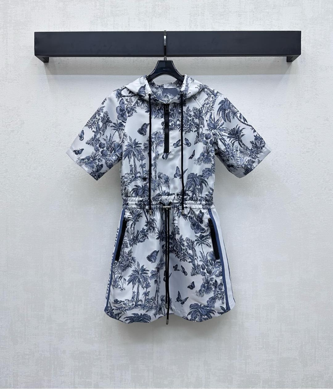 NO:452769,Dio*2025 new product is on the shelves of Jacquard Dress Customized YB imported Jacquard material, crisp and stylish, full texture, large area of ​​tropical coconut tree butterfly pattern, highlighting the brand tone, half-clad zipper adjustment and central axis elastic elastic buckle drawstring waist treatment, adding layered styling, side decoration with letter logo jacquard webbing splicing design, symmetrical zipper pocket decoration, more portable and practical, surface auxiliary material development, hooded short-sleeved dress tailoring, commuting and date outfits, high-end version,,dior, skirts, T-shirt,hats,alexander wang19860909Dio*2025新品上架提花冲锋连衣裙定制YB进口提花冲锋材质 挺括有型 质感十足 通体大面积热带风情椰树蝴蝶图案 彰显品牌调性 半开襟拉链调节配合中轴弹力松紧带扣抽绳收腰处理 增添造型层次感 侧身饰以字母徽标提花织带拼接设计对称拉链口袋装饰 更便携实用 面辅料开发 连帽短袖连衣裙剪裁 通勤约会穿搭出彩时髦 高版本,,dior,skirts,T-shirt,hats,alexander wang,Women's clothing