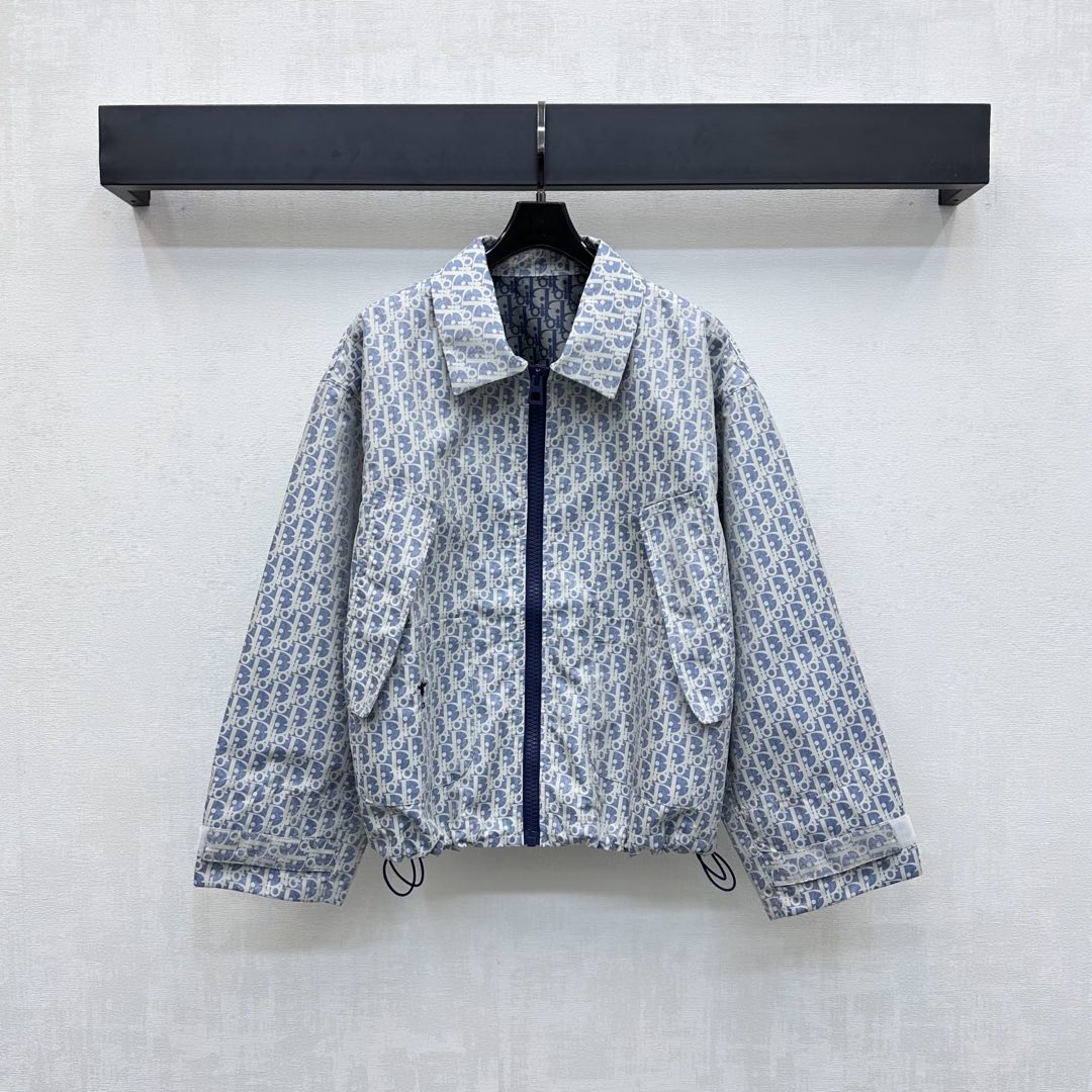 NO:452823,Dio*2025 new product is on the shelves of Jacquard Jacket Customized YB imported Jacquard Material, crisp and stylish, full texture, large area letters, logo jacquard elements throughout, embroidered with embroidered bee CD logo decoration, highlighting the brand tone, waist-side symmetrical silhouette flip pocket with cuff Velcro adjustment design, add layered look, portable and practical, surface auxiliary material development, lapel charge jacket tailoring, can be matched with skirts and pants in the same series, complete set of upper body to create a good proportion of long legs, commuting and dating outfits, high-end version,,dior, skirts, jackets & coats,alexander wang19860909Dio*2025新品上架提花冲锋外套定制YB进口提花冲锋材质 挺括有型 质感十足 通体大面积字母徽标提花元素 点缀刺绣蜜蜂CD徽标装饰 彰显品牌调性 腰侧对称廓形翻盖口袋配合袖口魔术贴调节设计 增添造型层次感 便携实用 面辅料开发 翻领冲锋外套剪裁 可搭配同系列系列裙裤 成套上身穿出长腿好比例 通勤约会穿搭出彩时髦 高版本,,dior,skirts,jackets & coats,alexander wang,Women's clothing