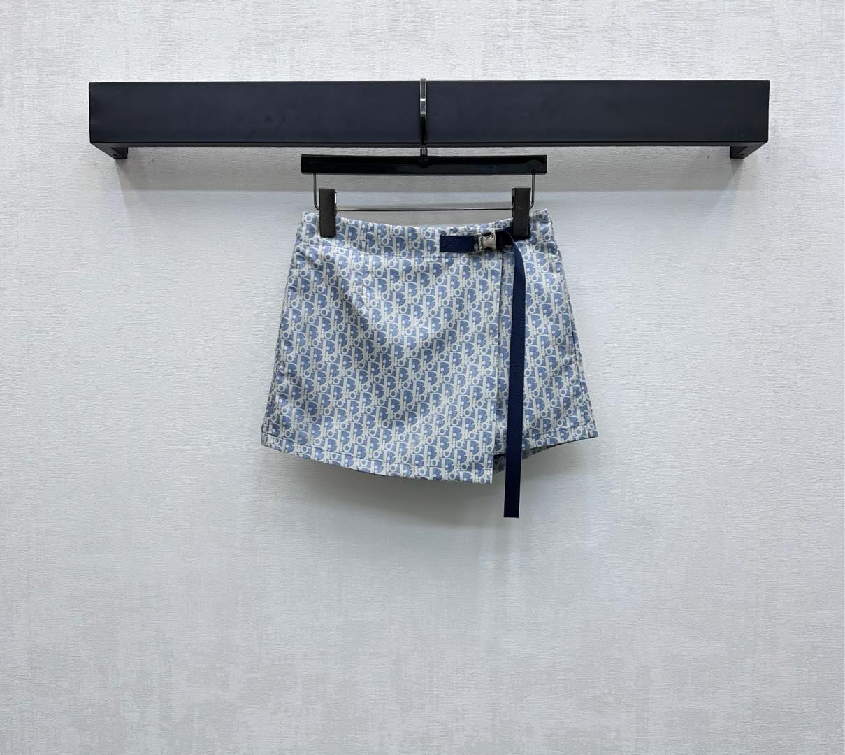 NO:452783,Dio*2025 new product is available on the shelves of Jacquard Skirts Customized YB imported jacquard materials, crisp and stylish, full texture, large area of ​​letters, jacquard elements, embroidered with embroidered bee CD logo decoration, highlighting the brand tone, single side decoration on the waist is adjusted by the card silver buckle connection, adding layered shape, more flexible and convenient, development of auxiliary materials, one-piece skirt and pants tailoring, can be matched with vest jackets in the same series, complete sets of long legs, good proportions for commuting and dating outfits, high-end version,,dior, skirts, jackets & coats,alexander wang19860909Dio*2025新品上架提花冲锋裙裤定制YB进口提花冲锋材质 挺括有型 质感十足 通体大面积字母徽标提花元素 点缀刺绣蜜蜂CD徽标装饰 彰显品牌调性 腰间单侧饰以按卡银扣连接调节设计 增添造型层次感 更灵活便利 面辅料开发 一片式裙裤剪裁 可搭配同系列马甲外套 成套上身穿出长腿好比例 通勤约会穿搭出彩时髦 高版本,,dior,skirts,jackets & coats,alexander wang,Women's clothing