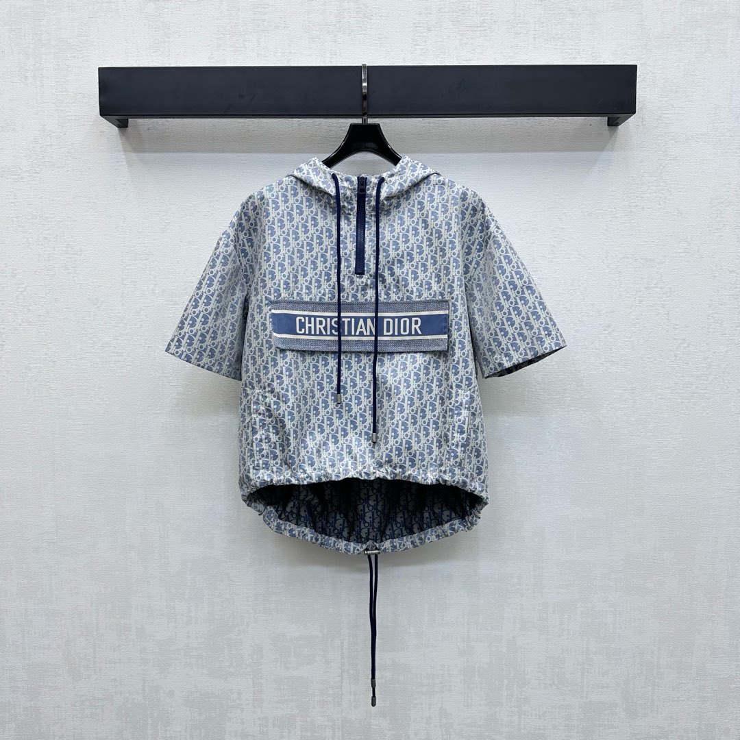 NO:452818,Dio*2025 new product launches on the shelves of Jacquard Hooded Short-Sleeve Top Customized YB imported jacquard charge material, crisp and stylish, full texture, large area letters, logo jacquard elements throughout the body, embroidered with embroidered bee CD logo decoration, highlighting the brand tone, half-paced zipper adjustment with chest flip pocket letters, jacquard webbing design, add layered styling, short front and long hem cut drawstring tightening, more flexible and convenient, surface auxiliary material development, hooded short sleeve top cut, can be matched with skirts and pants in the same series, complete set of tops to create a good proportion of long legs, commuting and dating outfits, fashionable, high-end version,,dior, skirts, T-shirt,hats,alexander wang19860909Dio*2025新品上架提花连帽短袖上衣定制YB进口提花冲锋材质 挺括有型 质感十足 通体大面积字母徽标提花元素 点缀刺绣蜜蜂CD徽标装饰 彰显品牌调性 半开襟拉链调节配合胸前翻盖口袋字母徽标提花织带设计 增添造型层次感 前短后长下摆裁剪抽绳收紧处理 更灵活便利 面辅料开发 连帽短袖上衣剪裁 可搭配同系列裙裤装 成套上身穿出长腿好比例 通勤约会穿搭出彩时髦 高版本,,dior,skirts,T-shirt,hats,alexander wang,Women's clothing