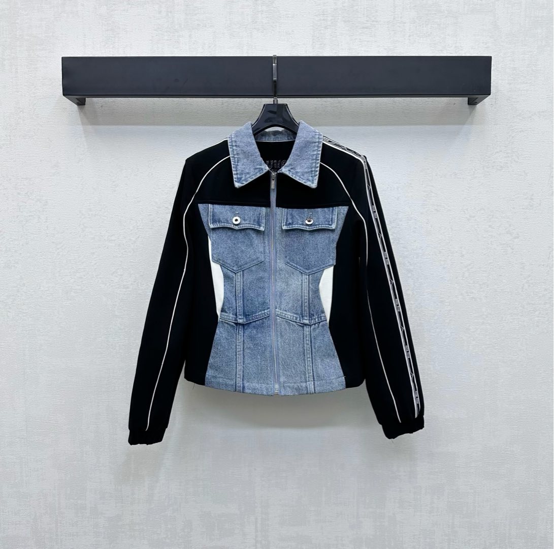 NO:453544,Miumi*2025 new product launches with webbing denim jacket customized YB imported twill cotton denim material Enzyme washing presents retro denim blue comfortable and stylish. Contrast color splicing is used. Denim blue black cotton-like material collision adds styling layering. Symmetric flip pocket decoration on the chest. Combined with the iconic letter webbing embroidered with the embroidered logo on the back. Show the brand tone. Face accessories development. Lapel jacket jacket tailoring. Can be matched with the same series. The set is brilliant and fashionable. You can also buy it separately. High-end version,,miumiu, skirts, jackets & coats, jackets & coats, alexander wang19860909Miumi*2025新品上架织带牛仔外套定制YB进口斜纹棉牛仔材质 酵素水洗 呈现复古牛仔蓝 舒适有型 沿用撞色拼接处理 牛仔蓝黑色棉感材质碰撞 增添造型层次感 胸前对称翻盖口袋装饰 配合手袖标志性字母织带点缀呼应背后刺绣徽标 彰显品牌调性 面辅料开发 翻领夹克外套剪裁 可搭配同系列半裙 成套穿搭出彩时髦 也可分开购入搭配 高版本,,miumiu,skirts,jackets & coats,jackets & coats,alexander wang,Women's clothing