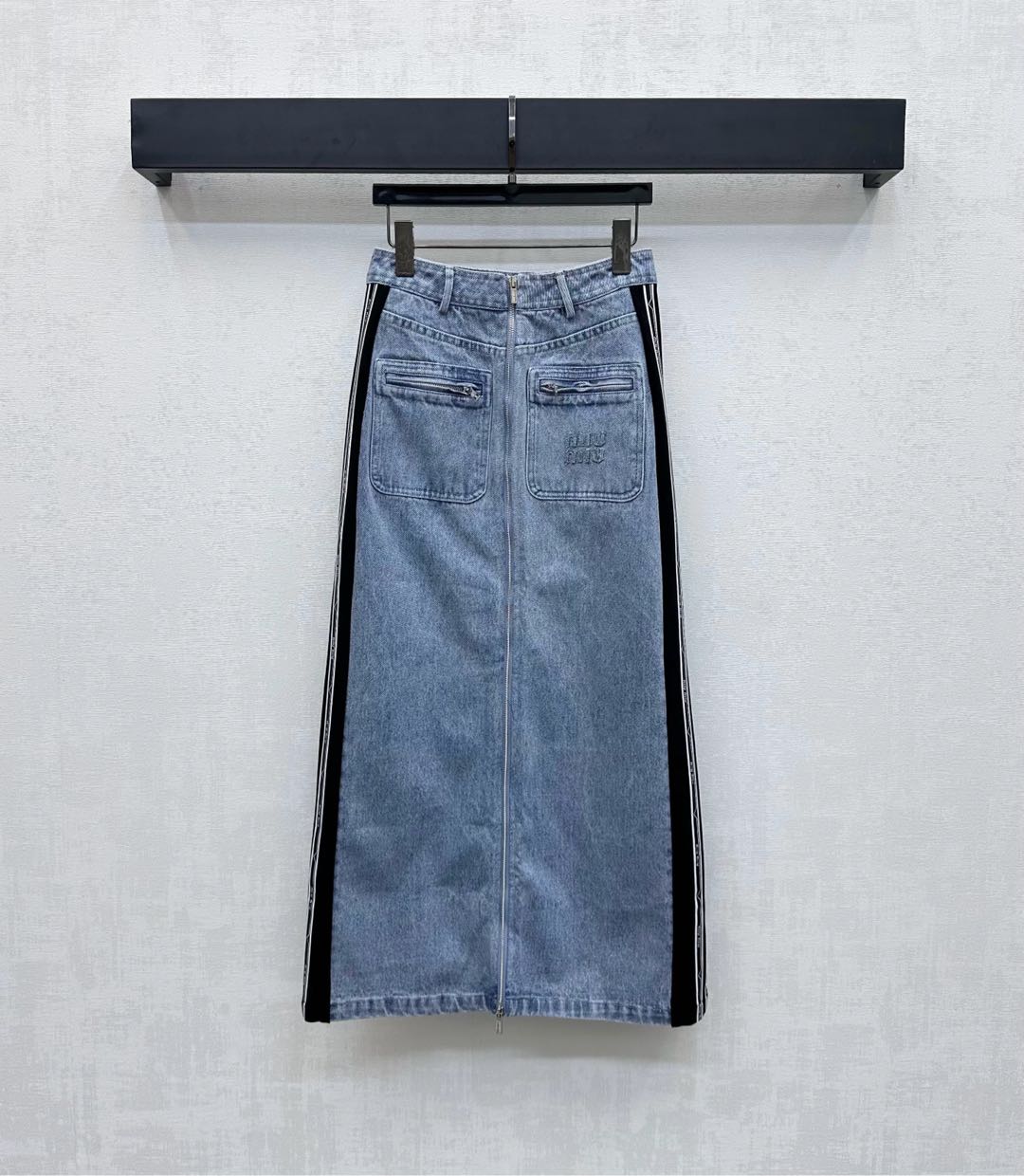 NO:453540,Miumi*2025 new product is on the shelves of webbing denim skirts. Customized YB imported twill cotton denim material. Enzyme wash. Retro denim blue. Comfortable and stylish. Two-way engraved zipper adjustment design. Combined with symmetrical pocket decoration to add layering. The iconic letters on both sides echo the embroidered logo behind the back. Show brand tone. Straight A-swinging style is inclusive. Leg lines are high and versatile. Face auxiliary materials are developed. High-waisted slit skirt tailoring. Can be matched with the same series. Complete sets are brilliant and fashionable. You can also buy them separately. High-version,,miumiu, skirts, jackets & coats,alexander wang19860909Miumi*2025新品上架织带牛仔半裙定制YB进口斜纹棉牛仔材质 酵素水洗 呈现复古牛仔蓝 舒适有型 沿用双向刻印拉链调节设计 配合对称口袋装饰 增添造型层次感 两侧标志性字母织带点缀呼应背后刺绣徽标 彰显品牌调性 直筒A摆版型包容腿部线条显高百搭 面辅料开发 高腰开衩半裙剪裁 可搭配同系列夹克 成套穿搭出彩时髦 也可分开购入搭配  高版本,,miumiu,skirts,jackets & coats,alexander wang,Women's clothing