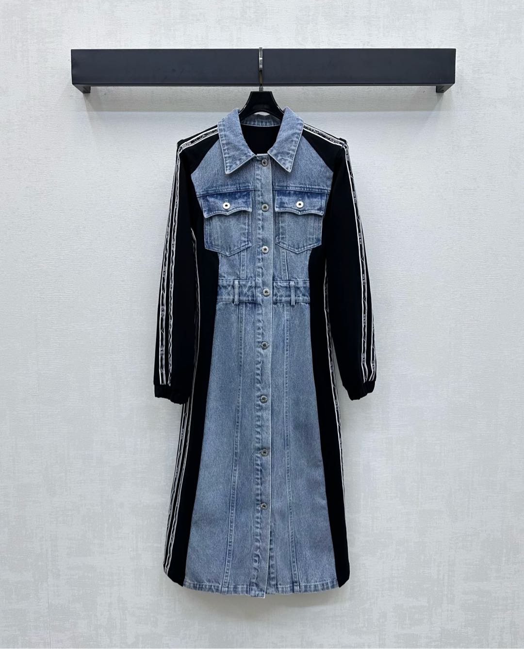 NO:453552,Miumi*2025 new product is on the shelves of the detached sleeve denim dress custom YB imported twill cotton denim material Enzyme washing presents retro denim blue comfortable and stylish Contrast color splicing treatment Denim blue black cotton-like material collision Open-clad engraving button adjustment with symmetrical flip pocket decoration on the chest Add a sense of styling and layering Removable splicing sleeves Two-wear design concept Sleeveless or long-sleeved iconic letter webbing on both sides echoes the embroidered logo behind the back highlights the brand tone Decoration of the surface accessories Lapel long-sleeved dress tailoring Daily commuting outfits High-version, Miumiu, skirts, alexander wang19860909Miumi*2025新品上架拆卸袖牛仔连衣裙定制YB进口斜纹棉牛仔材质 酵素水洗 呈现复古牛仔蓝 舒适有型 沿用撞色拼接处理 牛仔蓝黑色棉感材质碰撞 开襟刻印纽扣调节配合胸前对称翻盖口袋装饰 增添造型层次感 可拆卸拼接衣袖两穿设计理念 可无袖可长袖 两侧标志性字母织带点缀呼应背后刺绣徽标 彰显品牌调性 面辅料开发 翻领长袖连衣裙剪裁 日常通勤穿搭出彩时髦 高版本,,miumiu,skirts,alexander wang,Women's clothing