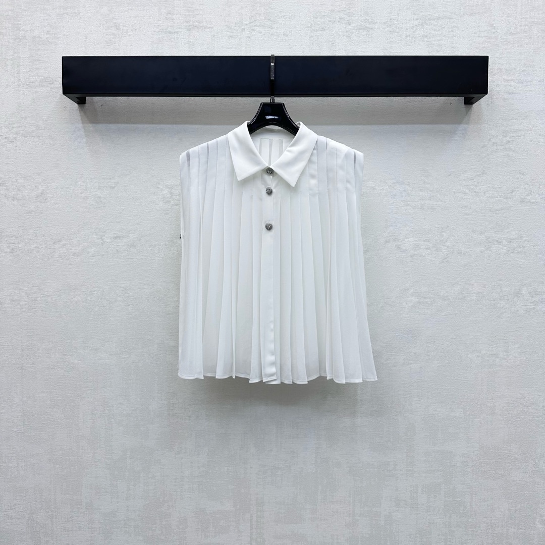NO:453618,Chane*2025 new product launches plain pleated sleeveless shirt custom YB imported twill thick material, sagging comfortable and elegant, neckline decorated with round button adjustment design, highlighting the brand adjustment, matching with pleated pleated treatment below the shoulders, adding layered styling, facial auxiliary materials development, lapel pleated shirt tailoring, can be matched with skirts in the same series, complete sets of high-end and noble, high-end version 36 38 40,,chanel, skirts, shirts, alexander wang19860909Chane*2025新品上架素色压褶无袖衬衫定制YB进口斜纹稠材质 垂顺舒适飘逸 领口饰以印刻圆扣调节设计 彰显品牌调 配合肩部以下压褶处理 增添造型层次感 面辅料开发 翻领压褶衬衫剪裁 可搭配同系列半裙 成套穿搭高级贵气  高版本36 38 40,,chanel,skirts,shirts,alexander wang,Women's clothing