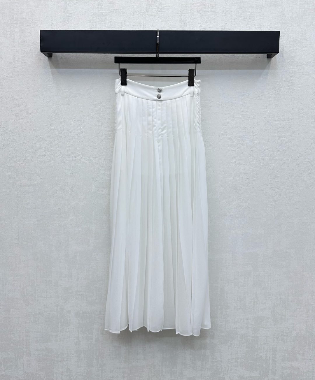 NO:453612,Chane*2025 new product is available on the shelves of plain pleated skirts, custom YB imported twill thick material, hangs and comfortable and elegant, waist headdress is printed round button adjustment design, highlighting the brand tone, and with the pleated treatment below the waist circumference, adding a sense of styling, facial auxiliary materials development, high-waist pleated skirt tailoring, can be matched with the same series of shirts, complete sets of high-end and noble high-version 36 38 40,,chanel, skirts, shirts, alexander wang19860909Chane*2025新品上架素色压褶半裙定制YB进口斜纹稠材质 垂顺舒适飘逸 腰头饰以印刻圆扣调节设计 彰显品牌调性 配合腰围以下压褶处理 增添造型层次感 面辅料开发 高腰百褶半裙剪裁 可搭配同系列衬衫 成套穿搭高级贵气  高版本36 38 40,,chanel,skirts,shirts,alexander wang,Women's clothing