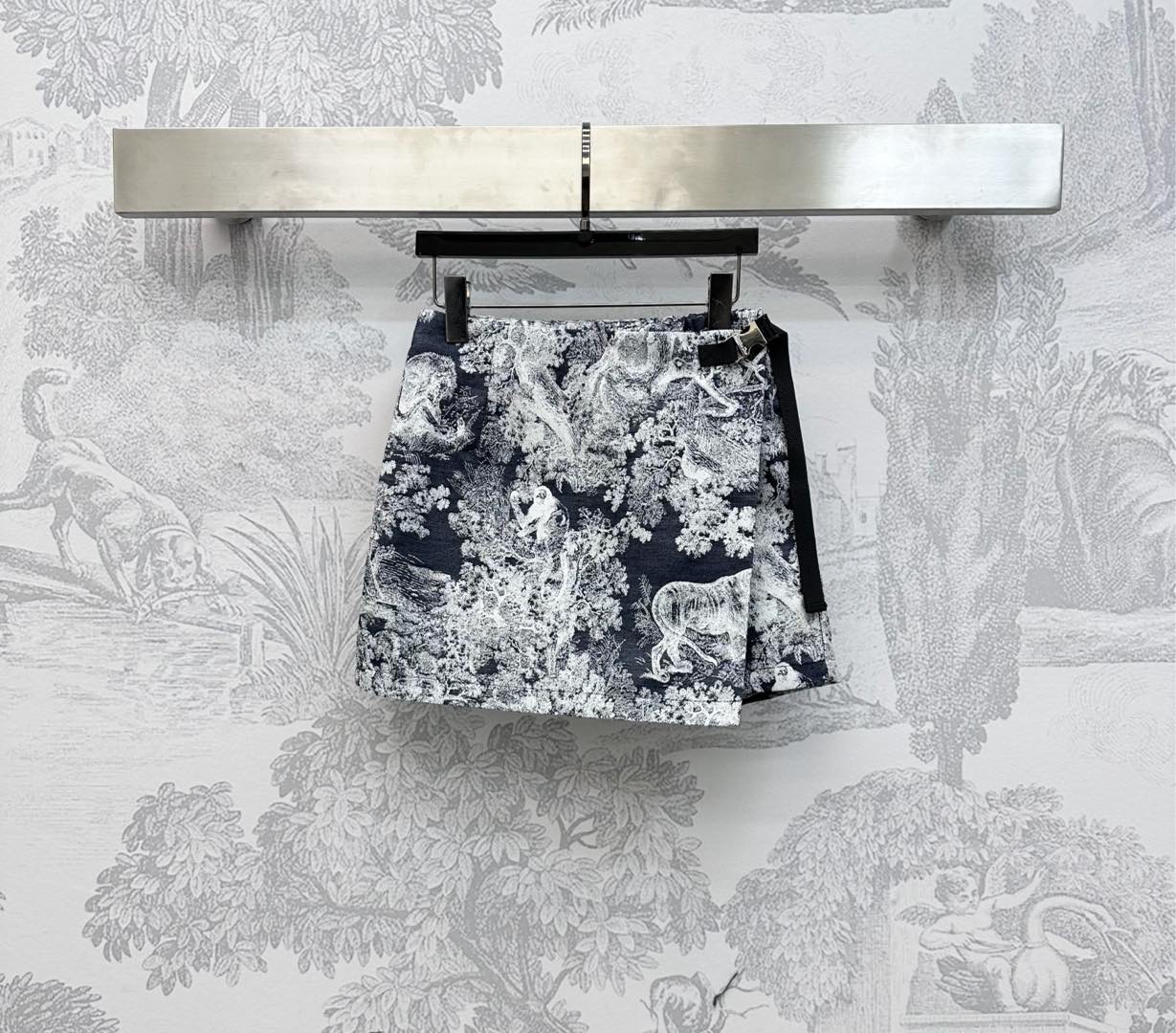 NO:452795,Dio*2025 new product is available on the shelves of Jacquard Skirts Customized YB imported jacquard materials, crisp and stylish, full texture, full of animal and plant natural jungle elements, highlighting the brand tone, simple blue and gray color matching with one-sided decoration on the waist, adjusting the design according to the card silver buckle, adding layered shape, more flexible and convenient, development of auxiliary materials, one-piece skirts and pants tailoring, can be matched with the same series of vest jackets, complete sets of long legs, good proportions for dressing, outstanding and fashionable, high-version, dior, skirts, jackets & coats, alexander wang19860909Dio*2025新品上架提花冲锋裙裤定制YB进口提花冲锋材质 挺括有型 质感十足 通体满印动植物自然丛林元素 彰显品牌调性 素雅蓝灰配色配合腰间单侧饰以按卡银扣连接调节设计 增添造型层次感 更灵活便利 面辅料开发 一片式裙裤剪裁 可搭配同系列马甲外套 成套上身穿出长腿好比例 穿搭出彩时髦  高版本,,dior,skirts,jackets & coats,alexander wang,Women's clothing