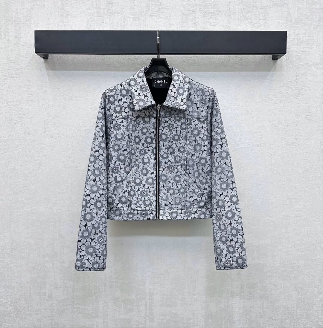 NO:453587,Chane*2025 new product launches laser floral denim jacket custom YB imported twill cotton denim material, crisp and stylish, followed by laser laser process to present a full print flower pattern with double C letter logo embellishment, highlighting the brand tone, zipper adjustment design, combined with symmetrical oblique socket pocket decoration, add to the styling layering, surface auxiliary material development, lapel jacket tailoring, can be matched with the same series of skirts and pants, complete set of upper body to make it look slimming, commuting and date outfit retro and fashionable, high version 36 38 40,,chanel, skirts, jackets & coats, jackets & coats, alexander wang19860909Chane*2025新品上架激光花卉牛仔外套定制YB进口斜纹棉牛仔材质 挺括有型 沿用镭射激光工艺处理呈现满印花朵图案双C字母徽标点缀 彰显品牌调性 开襟拉链调节设计 配合对称斜插口袋装饰 增添造型层次感 面辅料开发 翻领夹克外套剪裁 可搭配同系列裙裤装 成套上身包容显瘦 通勤约会穿搭复古时髦 高版本36 38 40,,chanel,skirts,jackets & coats,jackets & coats,alexander wang,Women's clothing