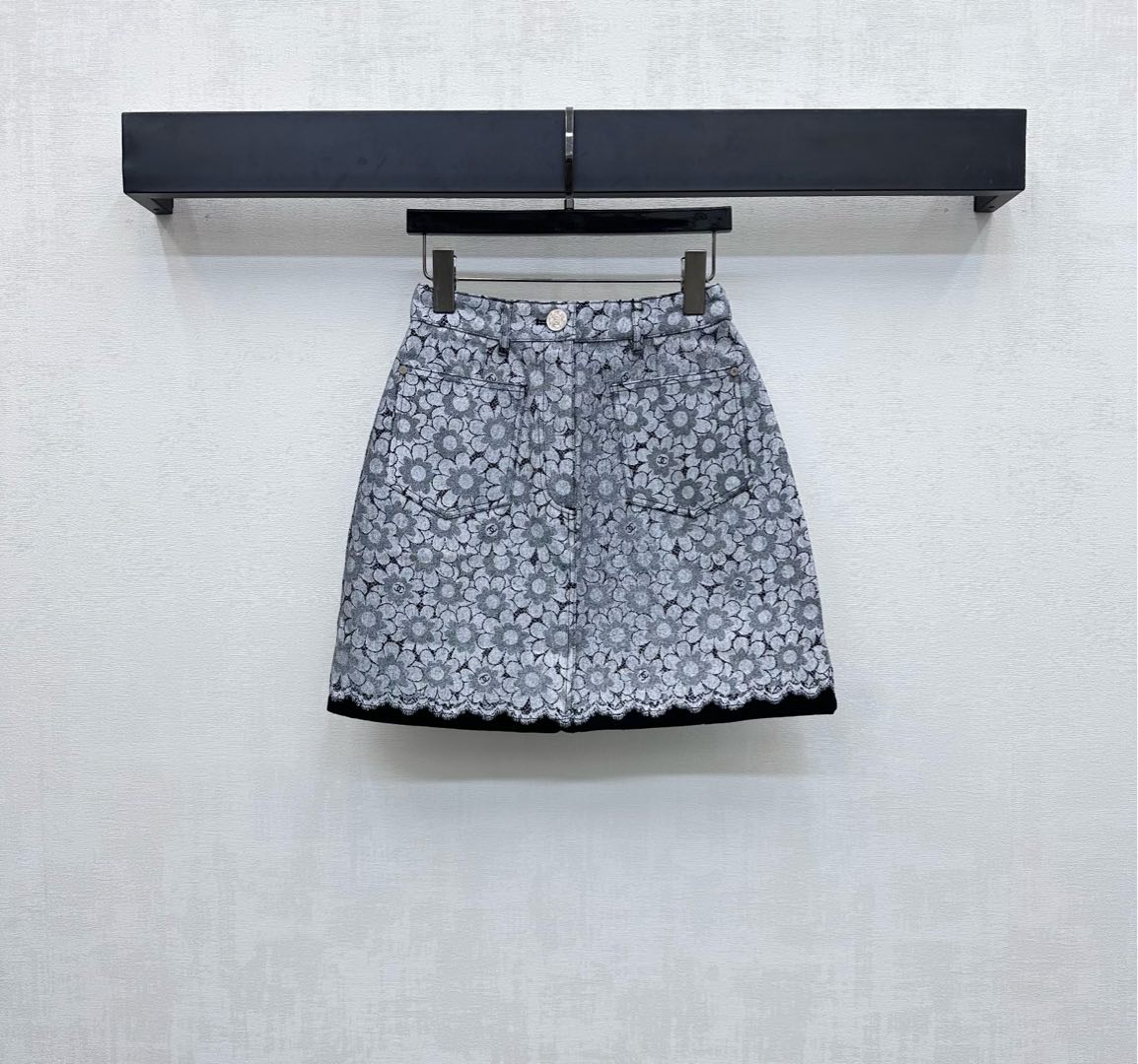 NO:453581,Chane*2025 new product launches laser floral denim skirt custom YB imported twill cotton denim material, crisp and stylish, followed by laser laser process to present a full print flower pattern with double C letter logo embellishment, highlighting the brand tone, the skirt hem is spliced ​​and contrasting edge strip design, combined with symmetric pocket decoration, add to the styling layering, surface auxiliary material development, high waist button skirt tailoring, can be matched with jackets in the same series, complete set of upper body is inclusive and slimming, commuting and date outfit retro and fashionable, high version 36 38 40,,chanel, skirts, jackets & coats, jackets & coats, alexander wang19860909Chane*2025新品上架激光花卉牛仔半裙定制YB进口斜纹棉牛仔材质 挺括有型 沿用镭射激光工艺处理呈现满印花朵图案双C字母徽标点缀 彰显品牌调性 裙摆拼接撞色边条设计 配合对称口袋装饰 增添造型层次感 面辅料开发 高腰系扣半裙剪裁 可搭配同系列夹克外套 成套上身包容显瘦 通勤约会穿搭复古时髦 高版本36 38 40,,chanel,skirts,jackets & coats,jackets & coats,alexander wang,Women's clothing