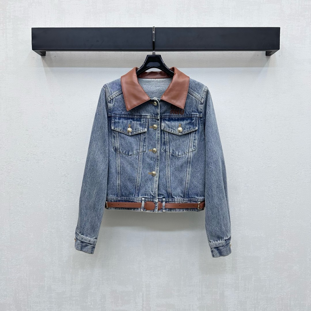 NO:453575,Miumi*2025 new product is on the shelves of leather denim jackets, customized YB imported twill cotton denim material, multiple washes, presenting a retro denim blue-gray tone, creating a retro modern feel, symmetrical flip pockets with contrasting color leather collar design, echoing the hem belt decoration, adding layered look, iconic letter leather logo on the chest embellishes the brand tone, facial accessories development, lapel jacket tailoring, can be matched with trousers in the same series, details echo up and down, complete sets of dressing are brilliant and fashionable, and can also be purchased separately. High-end version,,miumiu, jackets & coats, jackets & coats, alexander wang19860909Miumi*2025新品上架拼皮牛仔外套定制YB进口斜纹棉牛仔材质 多重水洗 呈现复古牛仔蓝灰色调 打造复古摩登感 对称翻盖口袋配合撞色拼皮领口设计 呼应衣摆皮带装饰 增添造型层次感 胸前点缀标志性字母皮标 彰显品牌调性 面辅料开发 翻领夹克外套剪裁 可搭配同系列长裤 细节上下呼应 成套穿搭出彩时髦 也可分开购入搭配  高版本,,miumiu,jackets & coats,jackets & coats,alexander wang,Women's clothing
