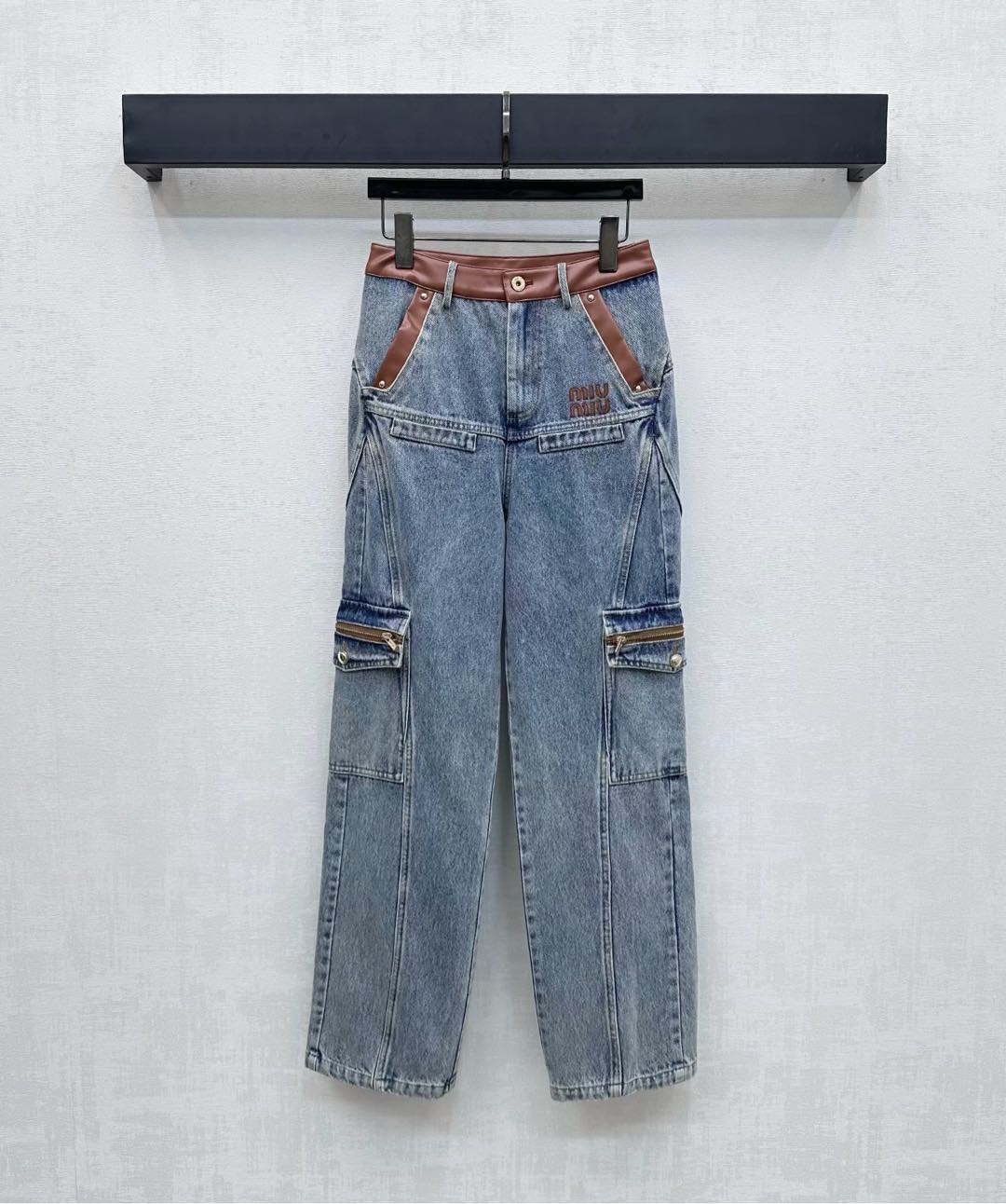 NO:453571,Miumi*2025 new product is available for leather jeans with custom made of YB imported twill cotton denim material. Multiple washes present a retro denim blue-gray tone to create a retro modern feel. Zippered pockets on both sides of the trouser legs are matched with contrasting leather waist design to add layering. The side embellishes the iconic letter leather logo to highlight the brand tone. The surface and auxiliary materials are developed. High-waisted buckle work trousers can be matched with the same series of jackets. The details are echoed up and down. The complete set is brilliant and fashionable. You can also buy it separately. High-version,,miumiu, jackets & coats, jackets & coats, alexander wang19860909Miumi*2025新品上架拼皮牛仔长裤定制YB进口斜纹棉牛仔材质 多重水洗 呈现复古牛仔蓝灰色调 打造复古摩登感 裤腿两侧拉链口袋口袋配合撞色拼皮腰头设计 增添造型层次感 侧边点缀标志性字母皮标 彰显品牌调性 面辅料开发 高腰系扣工装长裤剪裁 可搭配同系列夹克外套 细节上下呼应 成套穿搭出彩时髦 也可分开购入搭配  高版本,,miumiu,jackets & coats,jackets & coats,alexander wang,Women's clothing