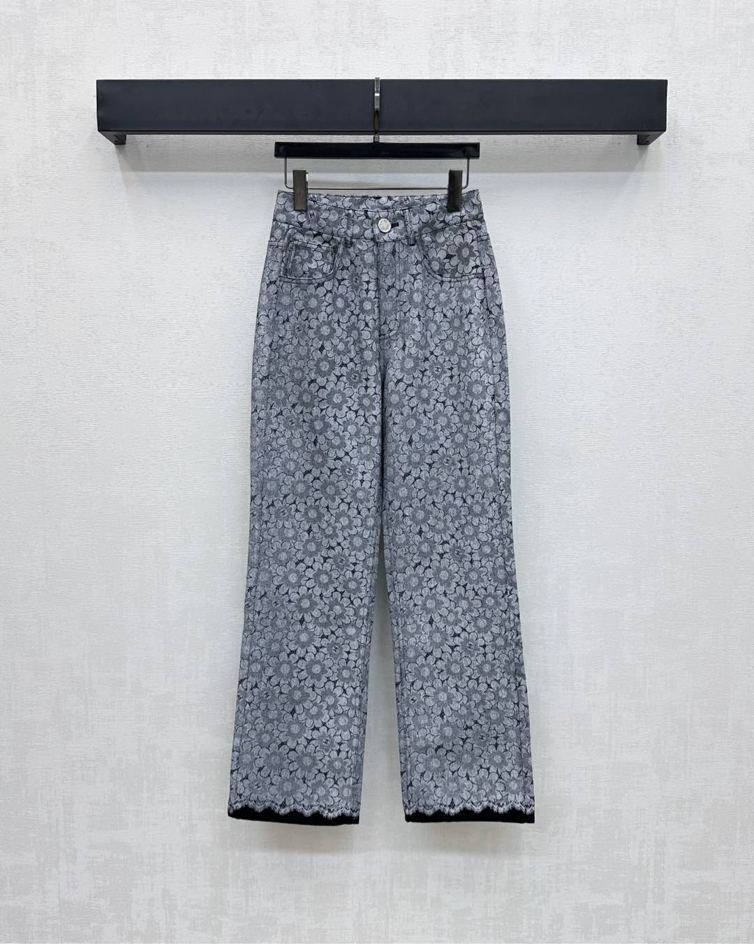 NO:453600,Chane*2025 new product launches laser floral denim trousers customized YB imported twill cotton denim material, crisp and stylish, followed by laser laser process to present a full print flower pattern with double C letter logo embellishment, highlighting the brand tone, trouser legs spliced ​​and contrasting edge strip design, combined with symmetrical pocket decoration, add to the styling layering, surface auxiliary material development, high waist buckle straight trousers tailored, can be matched with jackets in the same series, complete set of upper body is inclusive and slimming, commuting and date outfit retro and fashionable, high version 36 38 40,,chanel, jackets & coats, jackets & coats, alexander wang19860909Chane*2025新品上架激光花卉牛仔长裤定制YB进口斜纹棉牛仔材质 挺括有型 沿用镭射激光工艺处理呈现满印花朵图案双C字母徽标点缀 彰显品牌调性 裤腿拼接撞色边条设计 配合对称口袋装饰 增添造型层次感 面辅料开发 高腰系扣直筒长裤剪裁 可搭配同系列夹克外套 成套上身包容显瘦 通勤约会穿搭复古时髦 高版本36 38 40,,chanel,jackets & coats,jackets & coats,alexander wang,Women's clothing