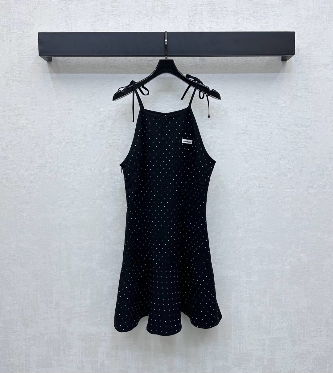 NO:453596,Miumi*2025 new product is available for polka dot strap dress custom YB imported cotton material breathable and comfortable. The whole body is full of black and white polka dot elements and skirt hem pleated design to add layering tone to the style, illuminate the style of the Miao-style temperament woman. The chest is embellished with iconic letter logo decoration to highlight the brand tone. The development of auxiliary materials for the sling dress tailoring commuting and date wear youthful age reduction. High-end version, miumiu, skirts, alexander wang19860909Miumi*2025新品上架波点绑带连衣裙定制YB进口人棉材质 透气舒适 通体满印黑白波点元素与裙摆压褶设计 增添造型层次感 点亮缪系气质女人风格 胸前点缀标志性字母徽标装饰 彰显品牌调性 面辅料开发 吊带连衣裙剪裁 通勤约会穿搭青春减龄  高版本,,miumiu,skirts,alexander wang,Women's clothing