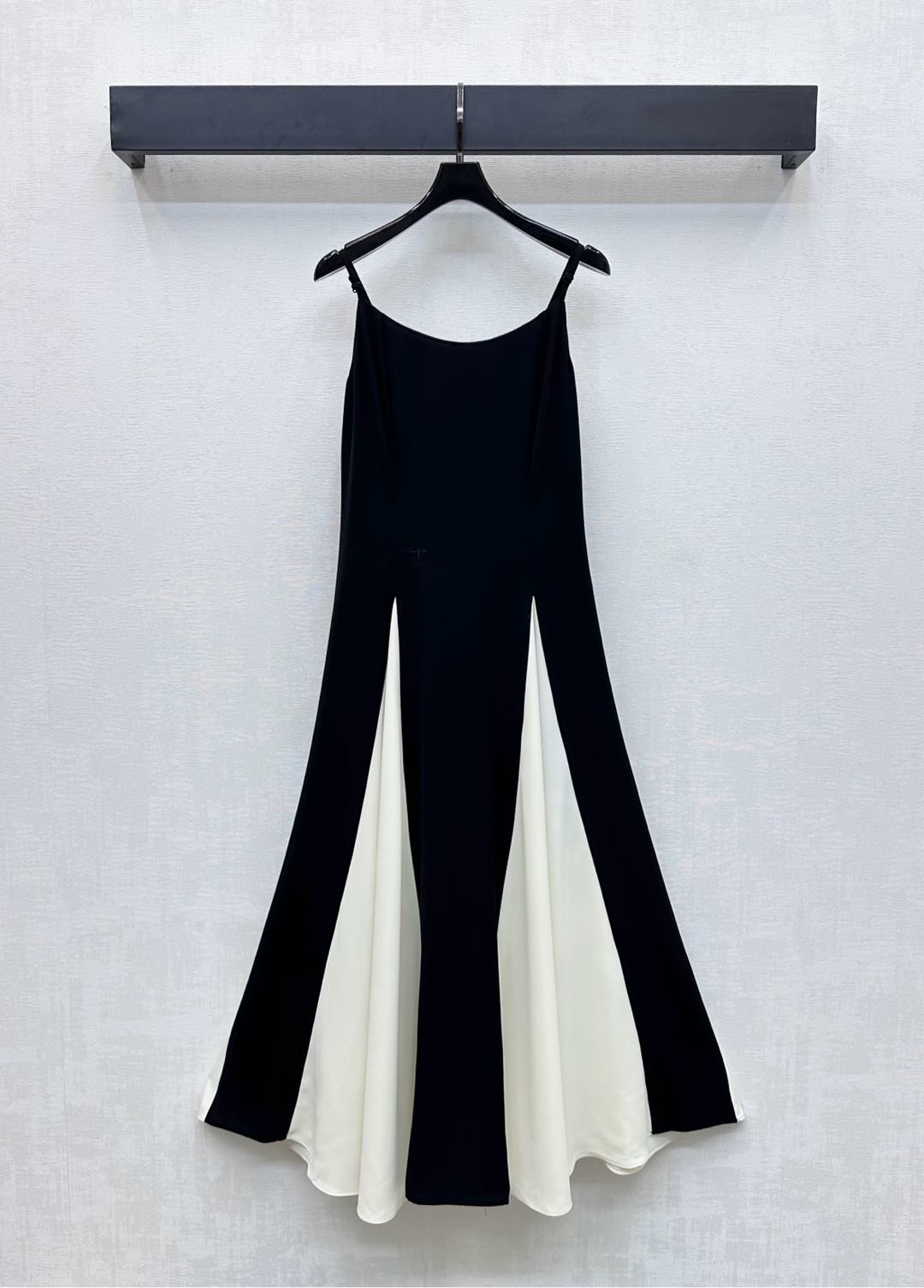 NO:453585,Dio*2025 new product is available for contrasting color suspender dress custom YB imported acetic acid material, smooth and comfortable, black and white contrasting skirt treatment, add layering of styling, showing sexy temperament, charm, waist embroidered with iconic embroidery CD bee logo decoration, highlighting brand tone Simple and elegant cut with A-line loose pleated skirt design, upper body celebrity high-end sense, facial auxiliary material development, strapless suspender skirt tailoring, upper body modify sexy shoulders, first choice for dinner and date outfits, high version,,dior, skirts,alexander wang19860909Dio*2025新品上架撞色吊带连衣裙定制YB进口醋酸材质 光泽垂顺舒适 沿用黑白撞色裙摆处理 增添造型层次感 展现性感气质魅力 腰侧点缀标志性刺绣CD蜜蜂徽标装饰 彰显品牌调性 简约优雅裁剪搭配A字宽松压褶裙摆设计 上身名媛高级感 面辅料开发 抹胸吊带裙剪裁 上身修饰性感肩背 晚宴约会穿搭首选 高版本,,dior,skirts,alexander wang,Women's clothing