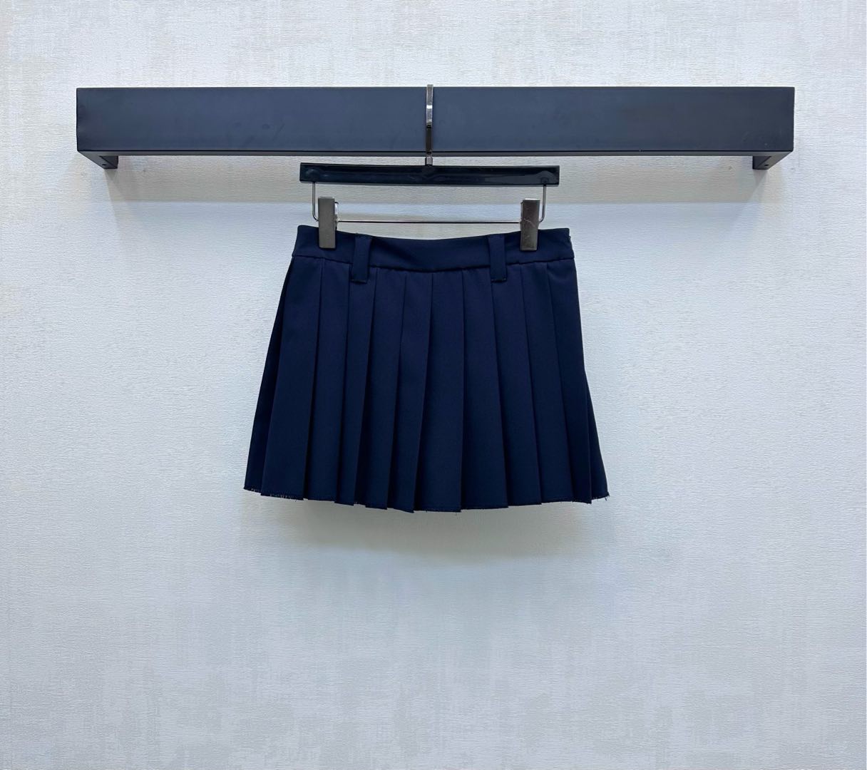 NO:453608,Miumi*2025 new product is available for pleated skirts, custom YB imported twill cotton, hang smoothly and comfortable, and stylishly. Covering the hips and waist-hugging and cutting easily outlines the slack lines, adding layered styles, embellishing the waist with iconic letter logo decoration, highlighting the brand tone, pleated skirt details, creating a slim effect, surface auxiliary materials development, high-waisted pleated skirt tailoring, can be matched with jackets in the same series, commuting and date sets, youthful and age-reducing, can also be purchased separately. High-version,,miumiu, skirts, jackets & coats, jackets & coats, alexander wang19860909Miumi*2025新品上架百褶半身裙定制YB进口斜纹棉材质 垂顺舒适有型 遮胯收腰裁剪轻松勾勒松弛感线条 增添造型层次感 腰头点缀标志性字母徽标装饰 彰显品牌调性 压褶裙摆细节处理 打造修身效果 面辅料开发 高腰压褶短裙剪裁 可搭配同系列夹克外套 通勤约会成套穿搭青春减龄 也可分开购入搭配  高版本,,miumiu,skirts,jackets & coats,jackets & coats,alexander wang,Women's clothing