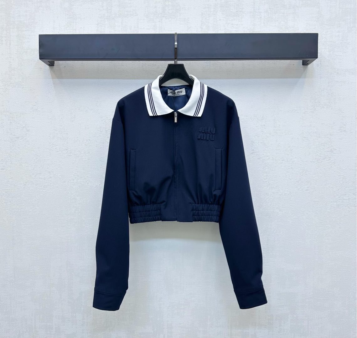 NO:453619,Miumi*2025 new product lapel jacket custom made of YB imported twill cotton, slouched and comfortable, shoulder cut easily outlines slack lines, open zipper adjustment and collar edge black and white stripes contrasting color design, add layering, chest embellishment iconic letter logo decoration, highlight brand tone, elastic elastic cuff hem border details, create slim effect, surface auxiliary material development, short zipper jacket tailoring, can be matched with the same series of pleated skirts, commuting date sets youthful and age-reducing, can also be purchased separately, high-end version,,miumiu, skirts, jackets & coats, jackets & coats, alexander wang19860909Miumi*2025新品上架翻领夹克外套定制YB进口斜纹棉材质 垂顺舒适有型 落肩裁剪轻松勾勒松弛感线条 开襟拉链调节配合领边黑白条纹撞色设计 增添造型层次感 胸前点缀标志性字母徽标装饰 彰显品牌调性 弹力松紧袖口下摆包边细节处理 打造修身效果 面辅料开发 短款拉链外套剪裁 可搭配同系列压褶短裙 通勤约会成套穿搭青春减龄 也可分开购入搭配  高版本,,miumiu,skirts,jackets & coats,jackets & coats,alexander wang,Women's clothing