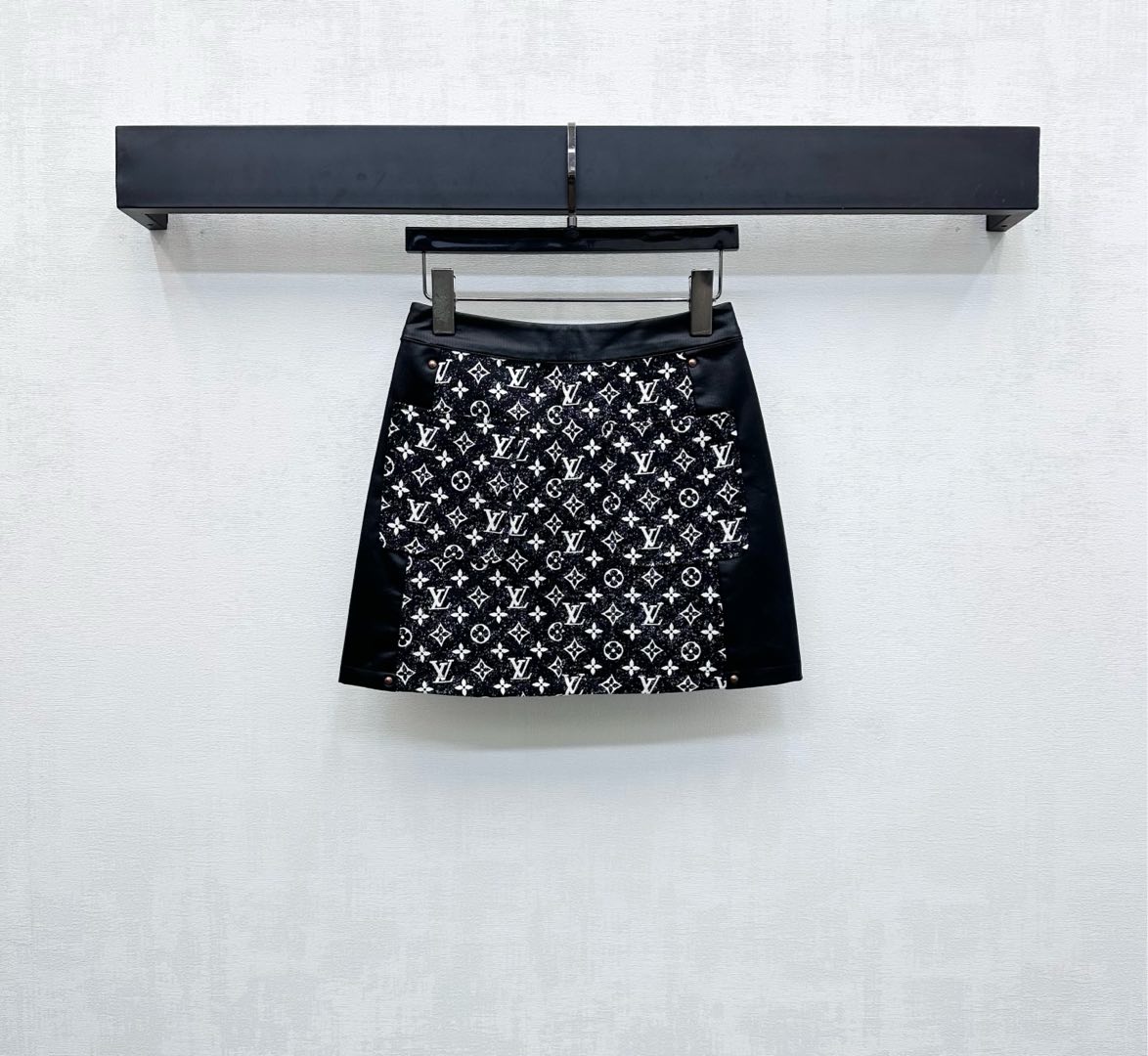 NO:453560,Louis Vuitto*2025 new product is available on the shelves of Jacquard Spliced ​​Skirt Customized YB imported jacquard material, crisp and stylish, and used contrasting color splicing. The iconic jacquard letter logo element is printed with black leather collision to highlight the brand tone. The zipper adjustment design is used with old willow nail embellishment to add a sense of styling. The surface and auxiliary materials are developed. High-waisted hip short skirt tailoring can be matched with the same series of jackets. The complete set is brilliant and fashionable. You can also buy it separately. High-version,,louis vuitton, skirts, jackets & coats, jackets & coats, alexander wang19860909Louis Vuitto*2025新品上架提花拼接半裙定制YB进口提花材质 挺括有型 沿用撞色拼接处理 满印标志性提花字母徽标元素黑色皮革碰撞 彰显品牌调性 沿用拉链调节设计配合做旧柳钉点缀装饰 增添造型层次感 面辅料开发 高腰包臀短裙剪裁 可搭配同系列夹克外套 成套穿搭出彩时髦 也可分开购入搭配 高版本,,louis vuitton,skirts,jackets & coats,jackets & coats,alexander wang,Women's clothing