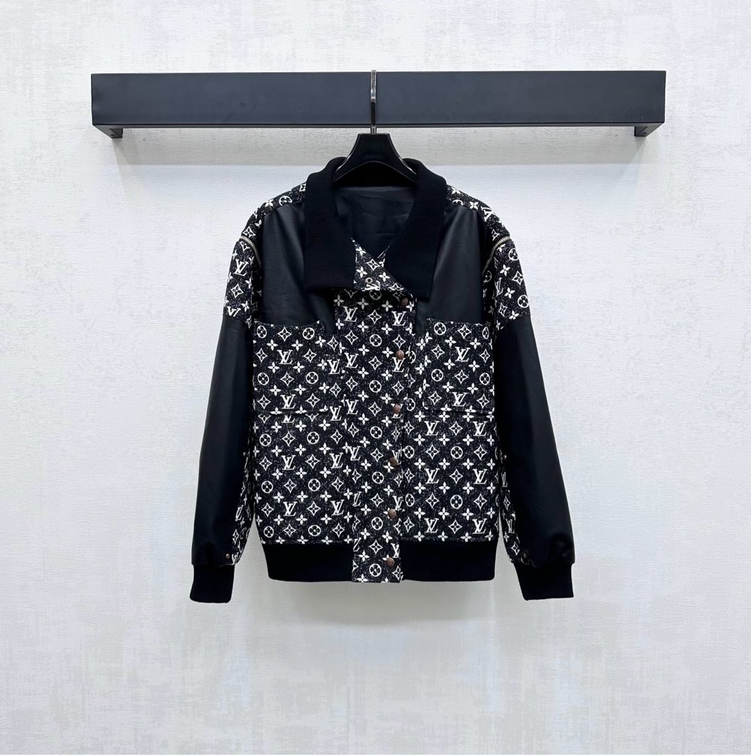 NO:453564,Louis Vuitto*2025 new product is on the shelves of the removable sleeve jacket custom YB imported jacquard material, crisp and stylish, and is used to splice the contrasting color. The iconic jacquard letter logo element is collided with black leather to show the brand tone. The opening and antique engraving button adjustment is combined with the elastic thread collar cuff hem design to add styling layering. The detachable splicing sleeves are designed with two-wear design concept. Sleeveless or long-sleeved surface accessories development. Lapel jacket jacket tailoring can be matched with the same series of skirts. The complete set is brilliant and fashionable. You can also buy it separately. High-end version,,louis vuitton, skirts, jackets & coats, jackets & coats, alexander wang19860909Louis Vuitto*2025新品上架拆卸袖夹克外套定制YB进口提花材质 挺括有型 沿用撞色拼接处理 满印标志性提花字母徽标元素黑色皮革碰撞 彰显品牌调性 开襟做旧刻印纽扣调节配合弹力螺纹领边袖口下摆包边设计 增添造型层次感 可拆卸拼接衣袖两穿设计理念 可无袖可长袖 面辅料开发 翻领夹克外套剪裁 可搭配同系列半裙 成套穿搭出彩时髦 也可分开购入搭配 高版本,,louis vuitton,skirts,jackets & coats,jackets & coats,alexander wang,Women's clothing