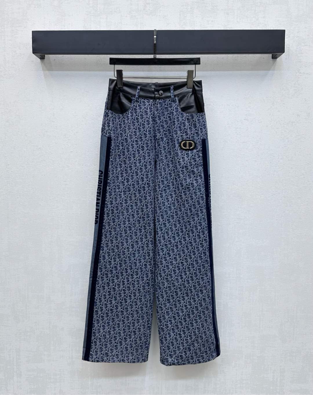 NO:454494,Dio*2025 new product is available on the shelves of Jacquard Leather Denim Twill Denim Twill Denim material, retro wash, comfortable and breathable, decorated with full print jacquard letter pattern, highlighting the brand tone, waist leather splicing design, matching with metal leather cards at the pocket, adding layered look, side letter webbing embellishment, high-fashioned, surface accessories development, high-waist straight trousers cut, upper body looks tall and slim, full French luxury style, series development, worry-free outfit, high-version, dior, alexander wang19860909Dio*2025新品上架提花拼皮牛仔长裤定制YB进口斜纹棉牛仔材质 复古水洗 舒适透气 饰以满印提花字母图案装饰 彰显品牌调性 腰间皮革拼接设计 搭配口袋处金属皮牌呼应 增添造型层次感 侧边字母织带拼接点缀 高级时髦 面辅料开发 高腰直筒长裤剪裁 上身显高显瘦 尽显法式高级奢华风范 系列开发 无忧穿搭   高版本,,dior,alexander wang,Women's clothing