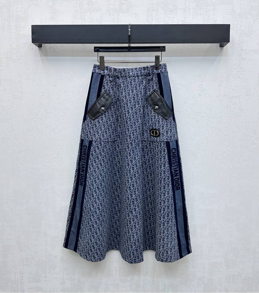 NO:454533,Dio*2025 new product is available on the shelves of Jacquard leather denim umbrella skirt custom YB imported twill cotton denim material retro wash comfortable and breathable Decorated with full-print jacquard letter pattern to highlight the brand tone Heavy industry multi-pleated umbrella-shaped large-spoken skirt design Matched with leather lettering flap pockets Waist metal CD leather card echoes to add layered styling Side letter webbing embellishment High-fashioned fashion Facial accessories development High-waist long skirt cut The upper body makes the upper body look taller and slimmer, showing the French luxury style Series development Worry-free outfit High-version, Dior, skirts, alexander wang19860909Dio*2025新品上架提花拼皮牛仔伞裙定制YB进口斜纹棉牛仔材质 复古水洗 舒适透气 饰以满印提花字母图案装饰 彰显品牌调性 重工多褶伞型大摆裙设计 搭配皮革刻字翻盖口袋 腰间金属CD皮牌呼应 增添造型层次感 侧边字母织带拼接点缀 高级时髦 面辅料开发 高腰长半裙剪裁 上身显高显瘦 尽显法式高级奢华风范 系列开发 无忧穿搭   高版本,,dior,skirts,alexander wang,Women's clothing