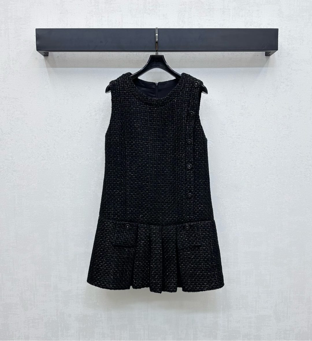 NO:454548,Chane*2025 new product is available for dress vest skirt custom YB imported coarse wool woolen material, obvious texture, full quality, pure black base and beaded sheets and silver wire yarn interwoven, highlighting the brand tone, single-sided plaid buckle embellishment and decoration echo symmetrical pockets, low-waisted pleated skirt design, add styling layering, surface auxiliary material development, sleeveless dress cut commuter date outfit high-end luxury high version 36 38 40,,chanel, skirts,alexander wang19860909Chane*2025新品上架洋装背心裙定制YB进口粗纺羊毛呢材质 肌理明显 品相十足 通体纯黑打底配合珠片银丝纱线交织 彰显品牌调性 单侧襟扣点缀装饰呼应对称口袋 配合沿用低腰压褶裙摆设计 增添造型层次感 面辅料开发 无袖连衣裙剪裁通勤约会穿搭高级贵气  高版本36 38 40,,chanel,skirts,alexander wang,Women's clothing