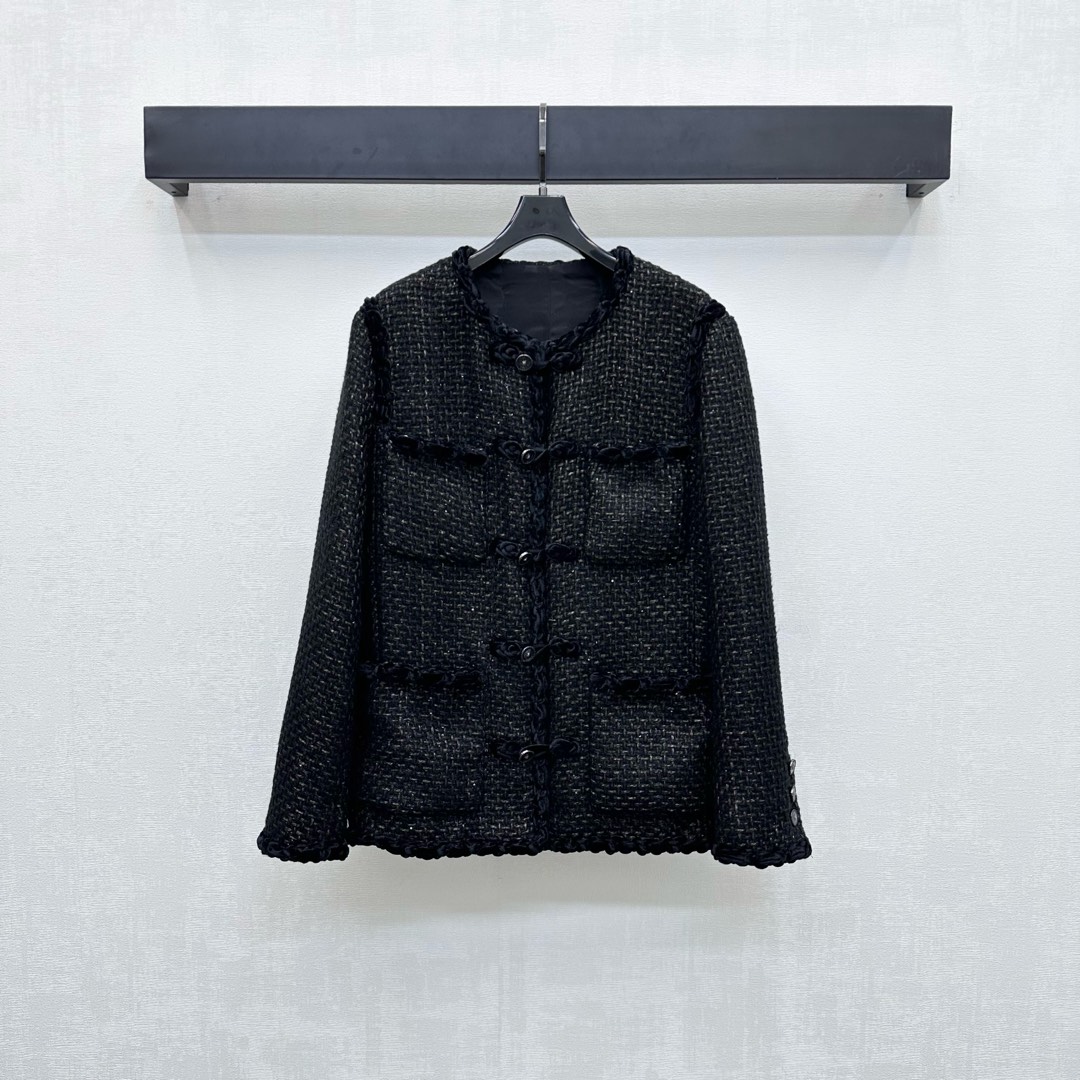 NO:454537,Chane*2025 new product is on the shelves of velvet tand-banded dress jacket. Customized YB imported coarse wool woolen material. The texture is obvious and the appearance is very good. The rough plaid tweed fabric creates a famous style. The front single-row heavy industry velvet wool tand-banded tand-banded tand-banded tand-banded tand-banded texture highlights the brand tone. The new Chinese style is fresh and elegant. Echoing the edge and the rotator sleeve contour tand-banded edges. Highlights Symmetrical pocket design. Light up details. Adding styling layering. Face and auxiliary materials development. Round neck long-sleeved jacket cut. The upper body is full of temperament. Daily commuting outfits are fashionable and fashionable. High-end version 36 38 40,,chanel,jackets & coats,alexander wang19860909Chane*2025新品上架丝绒捆边盘扣洋装外套定制YB进口粗纺羊毛呢材质 肌理明显 品相十足 粗花格纹毛呢面料打造名媛风典范 前襟单排重工丝绒编织盘扣精致黑底银丝编织纹理 彰显品牌调性 新中式清新雅致 与包边和肩袖轮廓捆边呼应 突出品味 对称口袋版型设计 点亮细节 增添造型层次感 面辅料开发 圆领长袖外套剪裁 上身气质十足 日常通勤穿搭时髦洋气  高版本36 38 40,,chanel,jackets & coats,alexander wang,Women's clothing