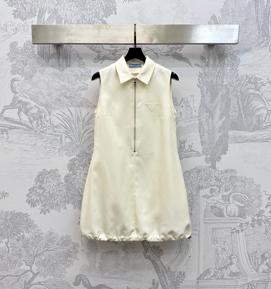 NO:454558,Prad*2025 new product lapel sleeveless dress customized YB imported twill cotton material, comfortable, crisp and stylish, half-pallet zipper adjustment and skirt drawstring design, adding layered look, iconic triangle logo decoration on the chest, highlighting the brand tone, surface auxiliary material development, lapel vest skirt tailoring, daily commuting outfit is simple and fashionable, high-end version,,prada, skirts,alexander wang19860909Prad*2025新品上架翻领无袖连衣裙定制YB进口斜纹棉材质 舒适挺括有型 沿用半开襟拉链调节配合裙摆抽绳设计 增添造型层次感 胸前点缀标志性三角徽标装饰 彰显品牌调性 面辅料开发 翻领背心裙剪裁 日常通勤穿搭简约时髦  高版本,,prada,skirts,alexander wang,Women's clothing