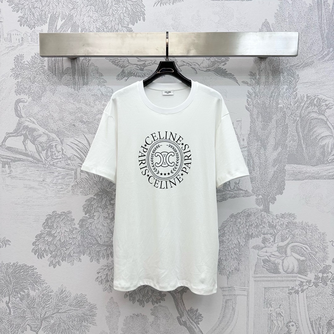 NO:454568,Celin*2025 new product is on the shelves of round neck printed letters. Customized YB imported native cotton material, breathable and comfortable, full texture. Voxel color base with the iconic letter printing on the chest embellishment tone to highlight the brand tone. The upper body is simple and atmospheric, and adds a sense of styling. The surface auxiliary material development. Regular short-sleeved T-shirt tailoring. Single wear and stylish inner wear. High-end version, celine, T-shirt,tees, t-shirt,alexander wang19860909Celin*2025新品上架圆领印花字母定制YB进口原生全棉材质 透气舒适 质感十足 通体素色打底配合胸前标志性字母印花点缀装饰 彰显品牌调性 上身简约大气 增添造型层次感 面辅料开发 常规短袖T恤剪裁 单穿内搭出彩时髦  高版本,,celine,T-shirt,tees，t-shirt,alexander wang,Women's clothing