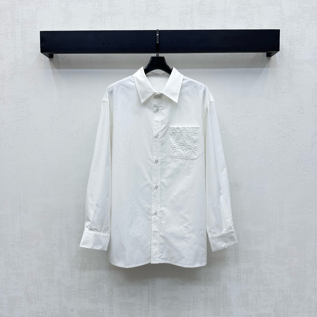 NO:454517,Loew*2025 new product on-the-shelf lapel long-sleeved embossed shirt customized YB imported twill cotton material breathable and comfortable, smooth and textured, voxel color base with the iconic embossed logo embossed in the chest pocket, highlighting the brand tone, open button adjustment design, add to the styling layering, simple and fashionable, surface auxiliary material development, lapel long-sleeved shirt tailoring, upper body fashionable temperament, daily commuting outfit casual and fashionable, high version 2 colors,,loewe,shirts,alexander wang19860909Loew*2025新品上架翻领长袖压花衬衫定制YB进口斜纹全棉材质 透气舒适 垂顺有质 通体素色打底配合胸前口袋标志性压花徽标点缀 彰显品牌调性 开襟纽扣调节设计 增添造型层次感 简约时尚 面辅料开发 翻领长袖衬衣剪裁 上身时髦气质 日常通勤穿搭休闲时尚 高版本2色,,loewe,shirts,alexander wang,Women's clothing