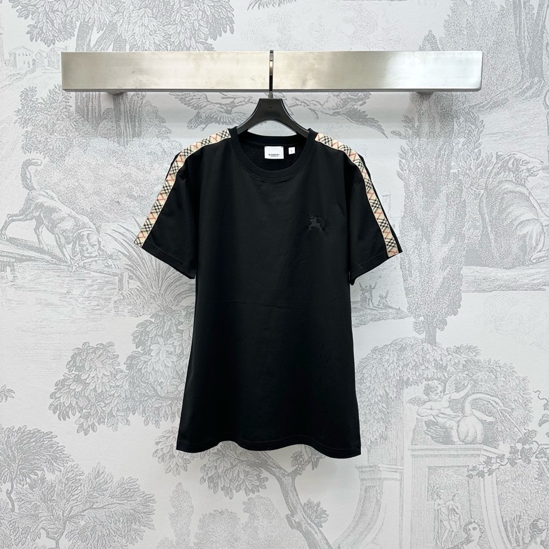 NO:455129,Bur BBR*2025 new product is available for round neck embroidery custom YB imported native cotton material, breathable and comfortable, full texture, classic plaided embroidery decoration on the side of the sleeve, echoing each other with the iconic embroidery war horse pattern on the chest, showing the brand tone, simple and atmospheric upper body, surface auxiliary material development, round neck short-sleeved T-shirt tailoring, single wear inner wear, outstanding and fashionable, high version 2 colors, burberry, T-shirt, tees, t-shirt, alexander wang19860909Bur BBR*2025新品上架圆领刺绣定制YB进口原生全棉材质 透气舒适 质感十足 袖侧沿用拼接经典格纹点缀装饰 配合胸口标志性刺绣战马图案相互呼应 彰显品牌调性 上身简约大气 面辅料开发 圆领短袖T恤剪裁 单穿内搭出彩时髦  高版本2色,,burberry,T-shirt,tees，t-shirt,alexander wang,Women's clothing