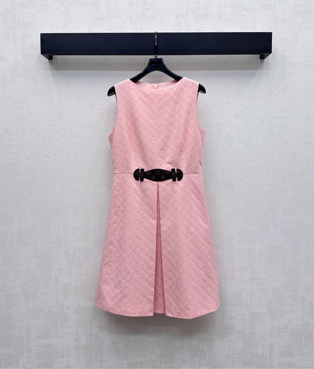 NO:455182,Louis Vuitto*2025 new product is available on the shelves of Jacquard Leather Brand Vest Skirt Customized YB imported twill cotton jacquard material. The texture is delicate, breathable and comfortable. Use tailoring and details to enhance the exquisiteness. The whole body presents three-dimensional and clear four-leaf clover elements and letter pattern logo decoration to highlight the brand tone. The back is adjusted with a half-legged leather buckle. The design of brown leather logo is integrated at the waist to add a sense of styling. The surface auxiliary material development. Round neck sleeveless dress tailoring. Commuting and date outfits are fashionable and atmospheric. High-version,,louis vuitton, skirts,alexander wang19860909Louis Vuitto*2025新品上架提花皮牌背心裙定制YB进口斜纹棉提花材质 质感细腻 透气舒适 利用剪裁和细节提升精致度 通体呈现立体清晰的四叶草元素和字母图案徽标装饰 彰显品牌调性 背后沿用半襟皮扣拉链调节 搭配腰间融入棕色皮标设计 增添造型层次感 面辅料开发 圆领无袖连衣裙剪裁 通勤约会穿搭时髦大气 高版本,,louis vuitton,skirts,alexander wang,Women's clothing