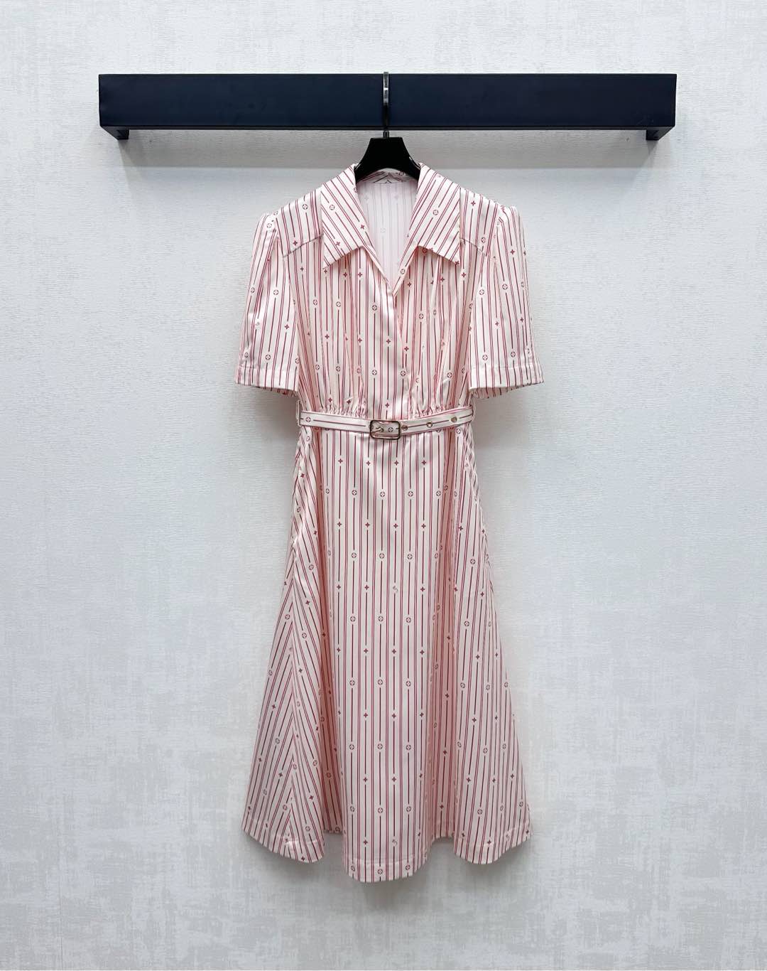 NO:455193,Louis Vuitto*2025 new product is on the shelves of striped printed dress custom YB imported twill material, texture is shiny, draped and comfortable, red and white stripes distributed vertically throughout the body, interspersed with the iconic four-leaf clover letter logo pattern, highlighting the brand tone, the waist is adjusted by the perforated waist belt, easily outline the waist proportions, and add styling layering, surface auxiliary materials development, lapel short-sleeved dress tailoring, commuting and date outfits are brilliant and fashionable, high-version,,louis vuitton, skirts, T-shirt, alexander wang19860909Louis Vuitto*2025新品上架条纹印花连衣裙定制YB进口斜纹绸材质 质感光泽 垂顺舒适 通体竖状分布的红白条纹 穿插标志性四叶草字母徽标图案 彰显品牌调性 腰间沿用本布穿孔腰带调节设计 轻松勾勒腰身比例 增添造型层次感 面辅料开发 翻领短袖连衣裙剪裁 通勤约会穿搭出彩时髦  高版本,,louis vuitton,skirts,T-shirt,alexander wang,Women's clothing