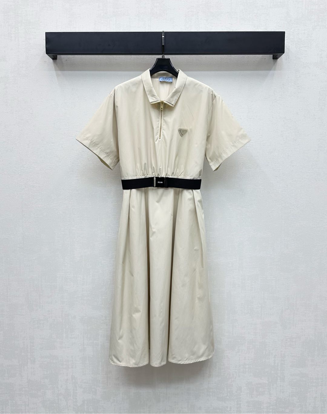 NO:455163,Prad*2025 new product lapel belt dress custom YB imported twill material comfortable and crispy. Use a semi-open zipper. Adjustment and buckle belt decoration loose and comfortable and adjustable to add a sense of styling. The chest is decorated with iconic triangle logo decoration to highlight the brand tone. Face and auxiliary materials development. Lapel short-sleeved dress tailoring. Commuting and date outfits are simple and atmospheric. High-end 2 colors.,prada, skirts, T-shirt, alexander wang19860909Prad*2025新品上架翻领腰带连衣裙定制YB进口斜纹绸材质 舒适挺括有型 沿用半开襟拉链 调节配合卡扣腰带装饰宽松舒适可调节 增添造型层次感 胸前点缀标志性三角徽标装饰 彰显品牌调性 面辅料开发 翻领短袖连衣裙剪裁 通勤约会穿搭简约大气 出彩时髦  高版本2色,,prada,skirts,T-shirt,alexander wang,Women's clothing