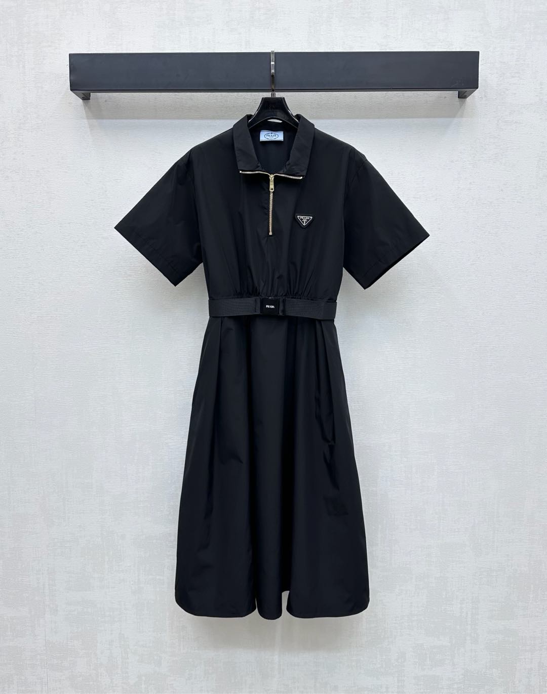 NO:455172,Prad*2025 new product lapel belt dress custom YB imported twill material comfortable and crispy. Use a semi-open zipper. Adjustment and buckle belt decoration loose and comfortable and adjustable to add a sense of styling. The chest is decorated with iconic triangle logo decoration to highlight the brand tone. Face and auxiliary materials development. Lapel short-sleeved dress tailoring. Commuting and date outfits are simple and atmospheric. High-end 2 colors.,prada, skirts, T-shirt, alexander wang19860909Prad*2025新品上架翻领腰带连衣裙定制YB进口斜纹绸材质 舒适挺括有型 沿用半开襟拉链 调节配合卡扣腰带装饰宽松舒适可调节 增添造型层次感 胸前点缀标志性三角徽标装饰 彰显品牌调性 面辅料开发 翻领短袖连衣裙剪裁 通勤约会穿搭简约大气 出彩时髦  高版本2色,,prada,skirts,T-shirt,alexander wang,Women's clothing