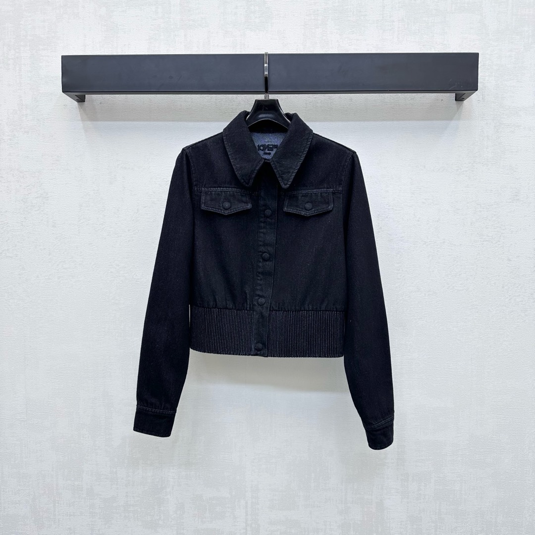 NO:455153,Fend*2025 new product lapel denim jacket custom YB imported twill cotton denim material comfortable and breathable, crisp and stylish Enzyme washing, not easy to decolorize and color, use open lattice snap button to adjust and make it easy to put on and off, combined with symmetrical flip pocket design, add layered look, iconic embroidered letter logo decoration, highlight the brand tone, hem thread edging treatment, modify and beautify the body shape, surface auxiliary material development, short long-sleeved jacket tailoring, can be matched with long and shorts in the same series, details echo up and down, complete sets of dressing are brilliant and fashionable, can also be purchased separately, high-end, fendi, shorts, jackets & coats, jackets & coats, alexander wang19860909Fend*2025新品上架翻领牛仔夹克外套定制YB进口斜纹棉牛仔材质 舒适透气 挺括有型 酵素水洗 不易脱色串色 沿用开襟按扣调节方便穿脱 配合对称翻盖口袋设计 增添造型层次感 后领点缀标志性刺绣字母徽标装饰 彰显品牌调性 下摆螺纹包边处理 修饰美化身型 面辅料开发 短款长袖外套剪裁 可搭配同系列长短裤 细节上下呼应 成套穿搭出彩时髦 也可分开购入搭配  高版本,,fendi,shorts,jackets & coats,jackets & coats,alexander wang,Women's clothing