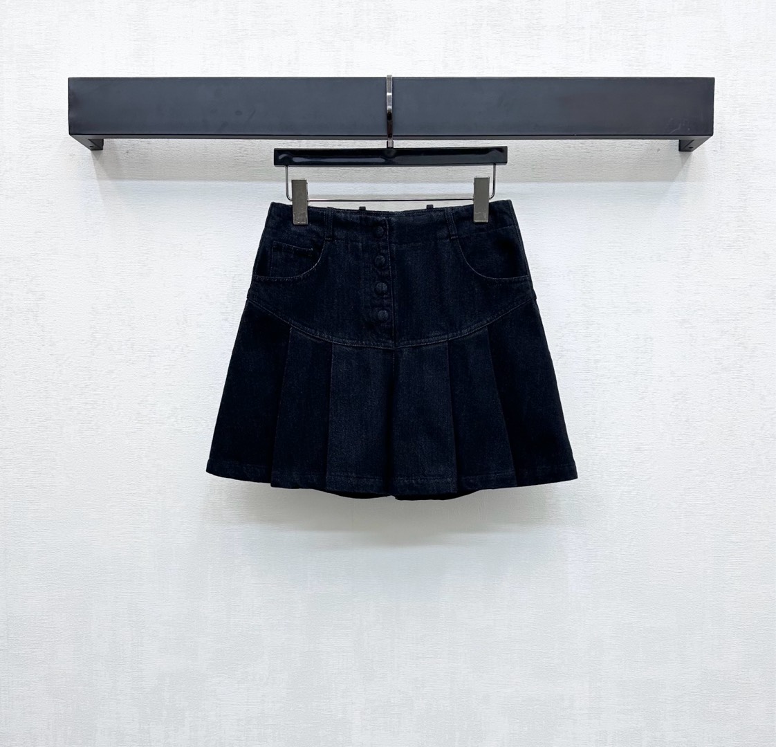 NO:455145,Fend*2025 new product is available on the shelves of high-waist pleated jeans and skirts. Customized YB imported twill cotton denim material. Comfortable and breathable. Clever and stylish. Enzyme washing. Not easy to decolorize and color. Use snap buttons to adjust and make it easy to put on and off. Combined with symmetrical pocket style design. Add a sense of styling. The waist embellishes the iconic engraved letters and leather label decoration to highlight the brand tone. Face and auxiliary materials development. High-waist buckle trousers and skirts can be matched with the same series of jackets. Details echo up and down. Complete sets are brilliant and fashionable. You can also buy them separately. High-version, fendi, skirts, jeans, jackets & coats, jackets & coats, alexander wang19860909Fend*2025新品上架高腰压褶牛仔裤裙定制YB进口斜纹棉牛仔材质 舒适透气 挺括有型 酵素水洗 不易脱色串色 沿用按扣调节方便穿脱 配合对称口袋版型设计 增添造型层次感 后腰点缀标志性刻印字母皮标装饰 彰显品牌调性 面辅料开发 高腰系扣裤裙剪裁 可搭配同系列夹克外套 细节上下呼应 成套穿搭出彩时髦 也可分开购入搭配  高版本,,fendi,skirts,jeans,jackets & coats,jackets & coats,alexander wang,Women's clothing