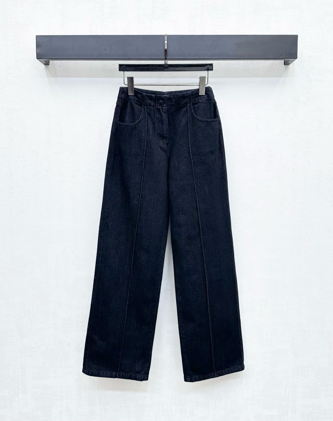 NO:455137,Fend*2025 new product is available on the shelves of high-waist denim straight trousers customized YB imported twill cotton denim material, comfortable and breathable, crisp and stylish, enzyme wash, not easy to decolorize, symmetrical pocket straight-piece design, add layering, the rear hip single-side pocket embellishes the iconic engraved letter leather logo decoration, highlight the brand tone, surface auxiliary material development, high-waist buckle trousers tailored, can be matched with jackets in the same series, details echo up and down, complete sets of outfits are brilliant and fashionable, and can also be purchased separately. High-version, fendi, jackets & coats, jackets & coats, alexander wang19860909Fend*2025新品上架高腰牛仔直筒长裤定制YB进口斜纹棉牛仔材质 舒适透气 挺括有型 酵素水洗 不易脱色串色 对称口袋直筒版型设计 增添造型层次感 后臀单侧口袋点缀标志性刻印字母皮标装饰 彰显品牌调性 面辅料开发 高腰系扣长裤剪裁 可搭配同系列夹克外套 细节上下呼应 成套穿搭出彩时髦 也可分开购入搭配 高版本,,fendi,jackets & coats,jackets & coats,alexander wang,Women's clothing