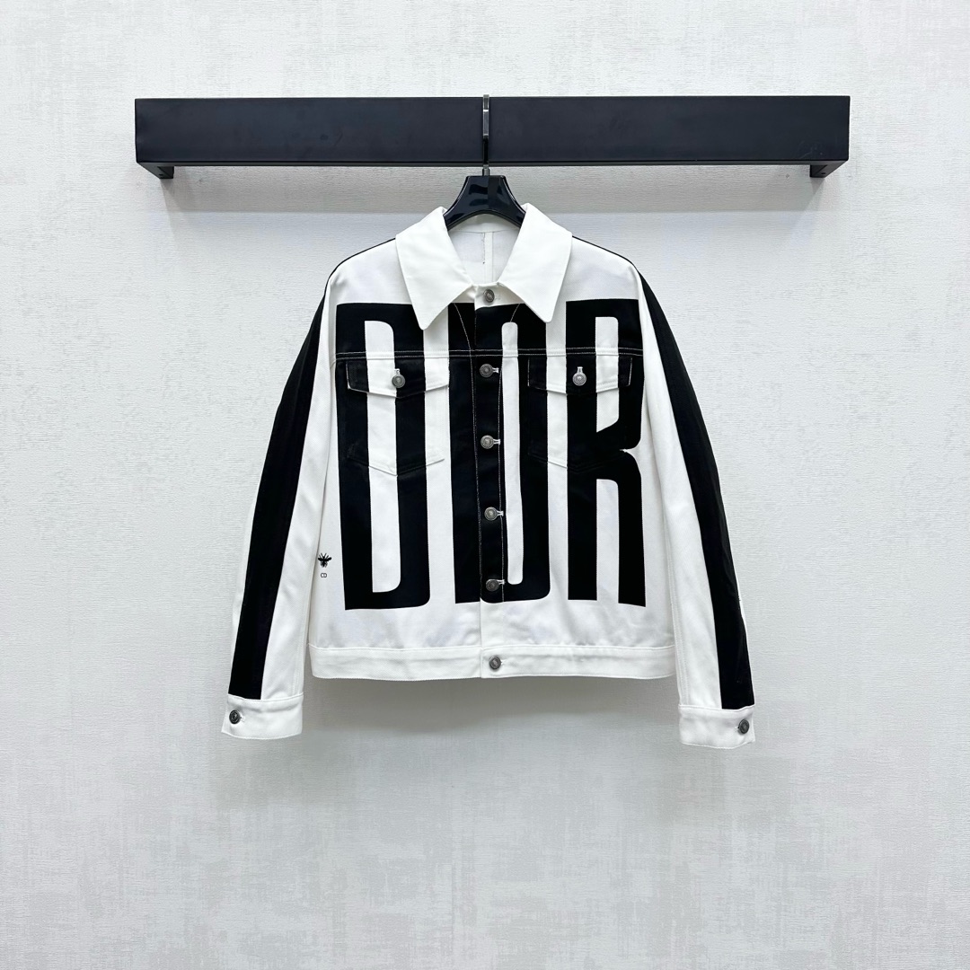 NO:455841,Dio*2025 new product launches letter printed denim jacket customized YB imported twill cotton denim material Multi-washed, crisp and stylish, symmetrical flip pocket on the chest with basic contour line, combined with the front and back printing black and white collision design, add layering of the shape, simple and gorgeous visual effect, full of personality and creativity, embellishment of the iconic CD bee embroidered logo decoration at the waist, highlighting the brand tone, surface auxiliary material development, lapel jacket tailoring, casual outfit, fashionable, high-end version,,dior, jackets & coats, jackets & coats, alexander wang19860909Dio*2025新品上架字母印花牛仔外套定制YB进口斜纹棉牛仔材质 多重水洗 挺括有型 胸前对称翻盖口袋搭配基础轮廓线 配合正反面印花黑白色碰撞设计 增添造型层次感 简约不失华丽的视觉效果 充满个性和创意 腰间点缀标志性CD蜜蜂刺绣徽标装饰 彰显品牌调性 面辅料开发 翻领夹克外套剪裁 随意穿搭出彩时髦  高版本,,dior,jackets & coats,jackets & coats,alexander wang,Women's clothing