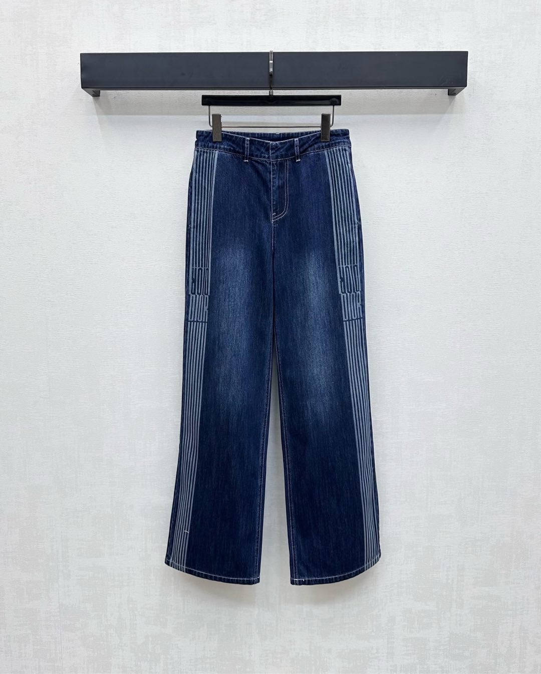 NO:455834,Dio*2025 new product launches laser webbing denim trousers customized YB imported twill cotton denim material soft and comfortable Multi-enzyme washing presents a uniform retro blue texture High-waist buckle double-insert pocket style design Add a sense of styling layering Laser process on the outside of the trouser legs to create striped letter webbing logo decoration highlights the brand tone development Facial accessories High-waist buckle straight trousers cut Free-standing outfits slack and fashionable High-version, Dior, Alexander wang19860909Dio*2025新品上架激光织带牛仔长裤定制YB进口斜纹棉牛仔材质 柔软舒适 多重酵素水洗 呈现出均匀复古蓝纹理 高腰系扣双插兜版型设计 增添造型层次感 裤腿外侧激光工艺处理打造条纹字母织带徽标装饰 彰显品牌调性 面辅料开发 高腰系扣直筒长裤剪裁 随意穿搭松弛时髦 高版本,,dior,alexander wang,Women's clothing