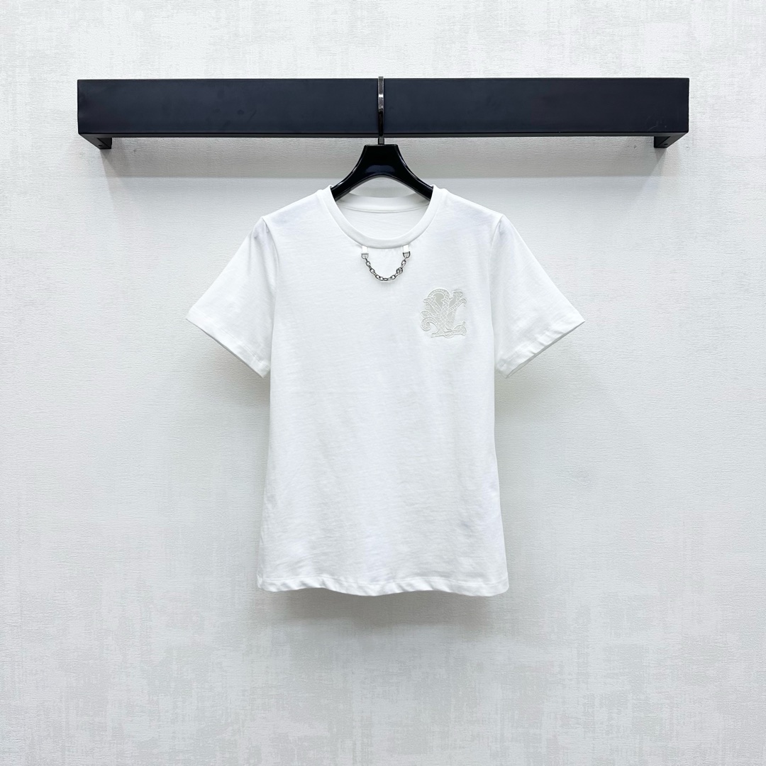NO:455812,Louis Vuitto*2025 new product is available for custom-made embroidered letter chain YB imported native cotton material breathable and comfortable, full texture, made of gram-weight pure cotton, slightly elastic, presenting a slim visual effect. The neckline is decorated with metal letter chain design highlights to add layered shapes. The chest is embroidered with hollow embroidered letter logo decoration to highlight the brand tone. The flower style is romantic, free and high-end style. The surface auxiliary material development. Round neck short-sleeved T-shirt style is cut. The inner wear is brilliant and fashionable. High-end version,,louis vuitton, T-shirt,tees, t-shirt,alexander wang19860909Louis Vuitto*2025新品上架绣花字母链条定制YB进口原生全棉材质 透气舒适 质感十足 沿用克重纯棉制成 略带弹力 呈现显瘦视觉效果 领口饰以金属字母链条设计亮点 增添造型层次感 胸前点缀镂空绣花字母徽标装饰 彰显品牌调性 花体风格浪漫自由高级格调 面辅料开发 圆领短袖T恤版型剪裁 单穿内搭出彩时髦 高版本,,louis vuitton,T-shirt,tees，t-shirt,alexander wang,Women's clothing