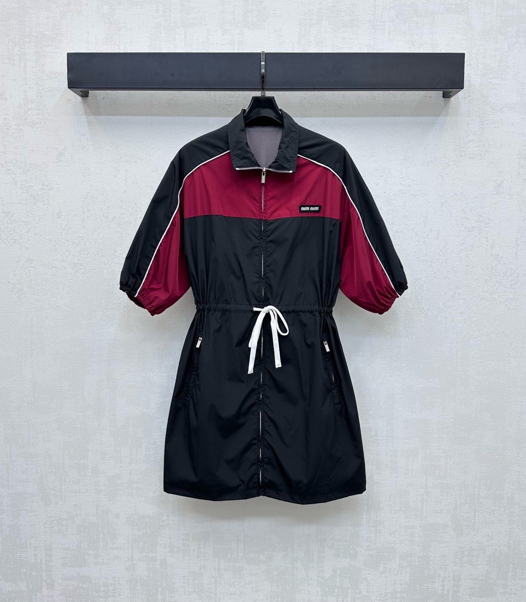 NO:455822,Miumi*2025 new product launches drawstring tool dress custom YB imported recycled nylon material, crisp and stylish, the whole body is adjusted with open zipper to create a two-wear dress jacket solution. With contrasting color splicing design, add a sense of styling. The chest is decorated with iconic letter logo decoration to highlight the brand tone. The mesh liner is breathable and comfortable, and the texture is full of texture. The surface and auxiliary materials development. The work dress style and tailoring. The casual commuting outfit is brilliant and fashionable. High version 2 colors,,miumiu, skirts, jackets & coats,alexander wang19860909Miumi*2025新品上架抽绳工装连衣裙定制YB进口再生尼龙材质 挺括有型 通体沿用开襟拉链调节打造连衣裙外套两穿方案 配合撞色拼接设计 增添造型层次感 胸前点缀标志性字母徽标装饰 彰显品牌调性 网格内衬透气舒适 质感十足 面辅料开发 工装连衣裙版型剪裁 休闲通勤穿搭出彩时髦 高版本2色,,miumiu,skirts,jackets & coats,alexander wang,Women's clothing