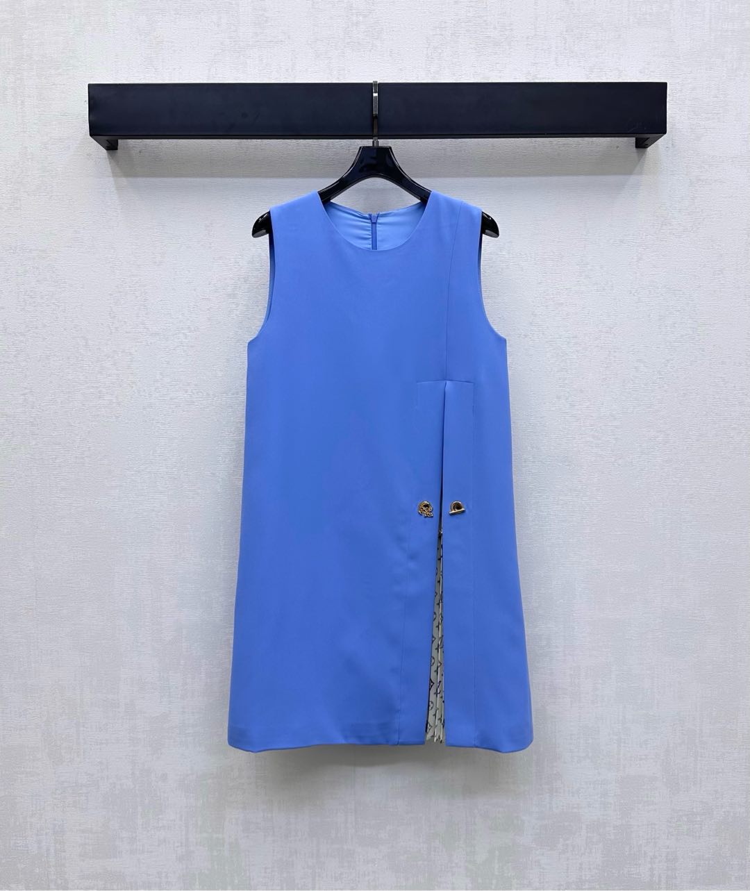NO:456414,Louis Vuutto*2025 new product is on the shelves of spliced ​​acetic acid dress customized with YB imported acetic acid material, glossy and stylish, three-dimensional cut fits the human body and makes the body look more beautiful. The hem is spliced ​​with slits and contrasting color design to add layering of the shape, revealing the iconic four-leaf clover element letter logo pattern, highlighting the brand tone, surface and auxiliary materials development, zipper vest dress tailoring, commuting and date outfit retro and fashionable, high-version, louis vuitton, skirts, alexander wang19860909Louis Vuutto*2025新品上架拼接醋酸连衣裙定制YB进口醋酸材质 光泽垂顺有型 立体裁剪贴合人体更显身材 下摆沿用开衩拼接内外撞色设计 增添造型层次感 露出标志性四叶草元素字母徽标图案 彰显品牌调性 面辅料开发 拉链背心连衣裙剪裁 通勤约会穿搭复古时髦 高版本,,louis vuitton,skirts,alexander wang,Women's clothing