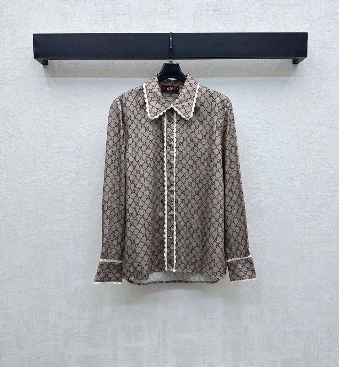 NO:456392,Gucc*2025 new product is on the shelves of printed lapel shirts with custom YB imported twill thick material, smooth and breathable and comfortable, the whole body is full of signature double G letter logo pattern, highlighting the brand tone, the front of the collar cuffs are spliced ​​with white lace to add layering, loose style with draped flowing fabric to accommodate the body, surface auxiliary materials development, lapel long-sleeved shirt tailoring, fashionable and practical four-season shirt, autumn and winter with fur down, spring and summer single wear, absolutely high-end temperament girl, high-end version, gucci,shirts, down jacket, alexander wang19860909Gucc*2025新品上架印花翻领衬衫定制YB进口斜纹稠材质 垂顺透气舒适 通体满印标志性双G字母徽标图案 彰显品牌调性 领边袖口前襟均以白色花边拼接设计 增添造型层次感 宽松版型搭配垂坠飘逸面料包容身形 面辅料开发 翻领长袖衬衣剪裁 时尚与实用兼备的四季衬衣 秋冬搭配皮草羽绒 春夏单穿 妥妥高阶气质女郎  高版本,,gucci,shirts,down jacket,alexander wang,Women's clothing