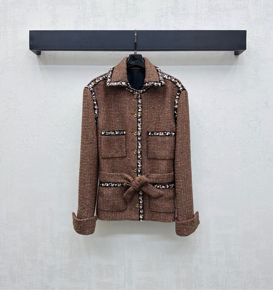 NO:457214,Chane*2025 new product lapel dress beaded beaded edge coat custom YB imported coarse wool material with high-quality texture and full of quality. The front closure and neck rotator cuffs are decorated with contrasting edges, echoing the upper edge of the symmetrical pocket. Paired with bead sequins to highlight details, adding layering to the styling. Decorated with open-cut heavy industry metal button adjustment design. Combined with the belt of this cloth to outline the body to highlight the brand tone. Face and auxiliary materials development. Lapel dress jacket can be matched with the same series of skirts. The upper body is retro and elegant. Maillard color set. The best choice for formal occasions. High-end version 36 38 40,,chanel, skirts, jackets & coats,alexander wang19860909Chane*2025新品上架翻领洋装钉珠捆边外套定制YB进口粗纺羊毛呢材质 质感高级 品相十足 前襟和领口肩袖口沿用撞色捆边装饰 与对称口袋上缘相互呼应 搭配钉珠亮片串连点亮细节 增添造型层次感 饰以开襟重工金属纽扣调节设计 配合本布腰带修饰勾勒身型 彰显品牌调性 面辅料开发 翻领洋装外套 可搭配同系列半裙 上身复古优雅 成套美拉德色系 出席正式场合的不二之选 高版本36 38 40,,chanel,skirts,jackets & coats,alexander wang,Women's clothing