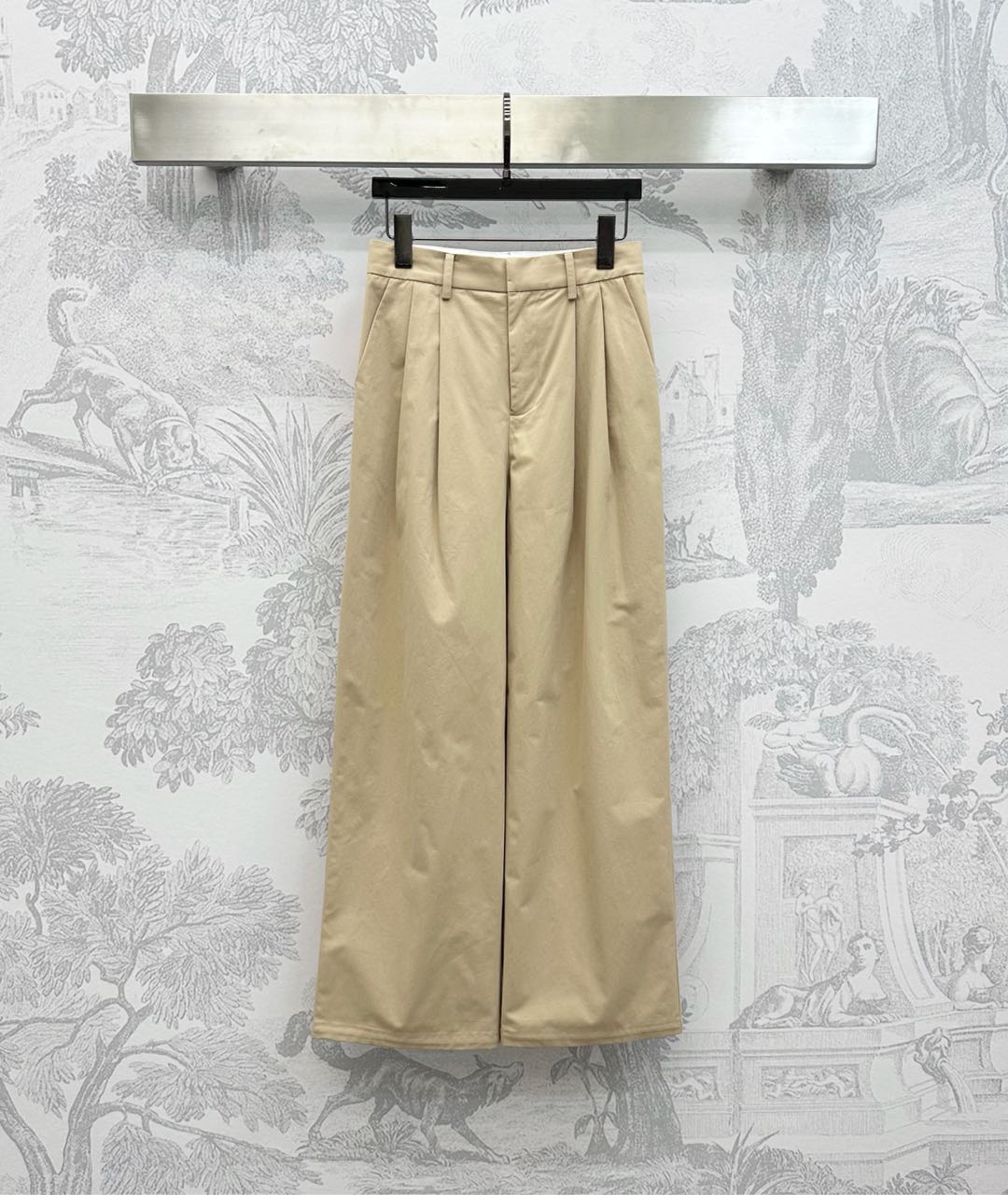 NO:456405,Celin*2025 new product is available on the shelves of high-waist straight-leg trousers customized YB imported twill cotton material, breathable and comfortable, full texture, voxel color base with three-dimensional compression pleated cutting to create a fit effect, modify the waist and hips, add a sense of layering, the symmetrical pocket of the rear hip is integrated with the iconic metal button embellishment, highlighting the brand tone, surface and auxiliary materials development, high-waist wide-leg trousers tailoring, daily commuting outfit is simple and high-end retro and fashionable, high-version 2 colors,,celine,alexander wang19860909Celin*2025新品上架高腰直筒长裤定制YB进口斜纹全棉材质 透气舒适 质感十足 通体素色打底配合立体压褶裁剪打造贴合效果 修饰腰身胯部 增添造型层次感 后臀对称口袋融入标志性金属纽扣点缀装饰 彰显品牌调性 面辅料开发 高腰阔腿长裤剪裁 日常通勤穿搭简约高级 复古时髦  高版本2色,,celine,alexander wang,Women's clothing