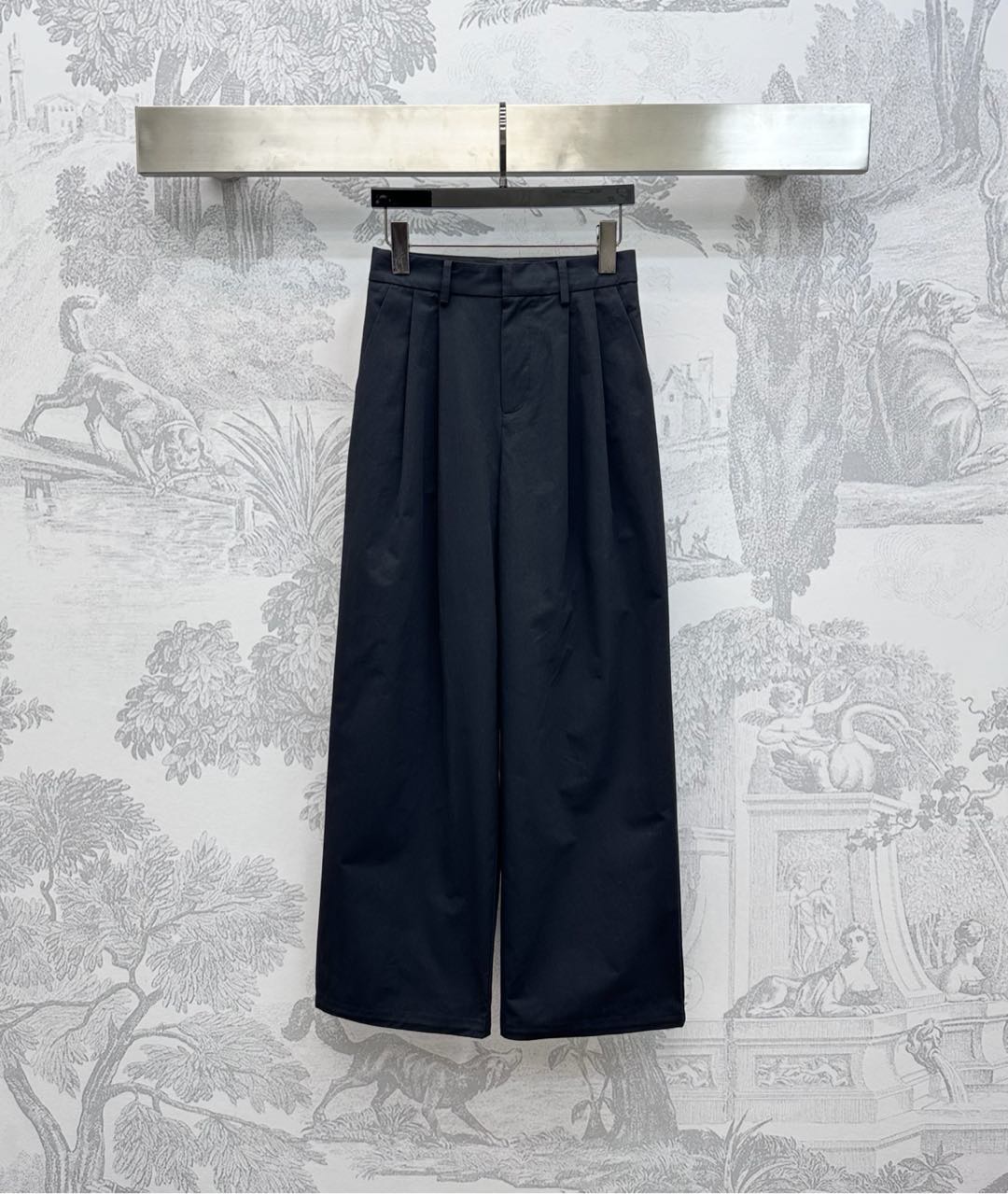 NO:456398,Celin*2025 new product is available on the shelves of high-waist straight-leg trousers customized YB imported twill cotton material, breathable and comfortable, full texture, voxel color base with three-dimensional compression pleated cutting to create a fit effect, modify the waist and hips, add a sense of layering, the symmetrical pocket of the rear hip is integrated with the iconic metal button embellishment, highlighting the brand tone, surface and auxiliary materials development, high-waist wide-leg trousers tailoring, daily commuting outfit is simple and high-end retro and fashionable, high-version 2 colors,,celine,alexander wang19860909Celin*2025新品上架高腰直筒长裤定制YB进口斜纹全棉材质 透气舒适 质感十足 通体素色打底配合立体压褶裁剪打造贴合效果 修饰腰身胯部 增添造型层次感 后臀对称口袋融入标志性金属纽扣点缀装饰 彰显品牌调性 面辅料开发 高腰阔腿长裤剪裁 日常通勤穿搭简约高级 复古时髦  高版本2色,,celine,alexander wang,Women's clothing