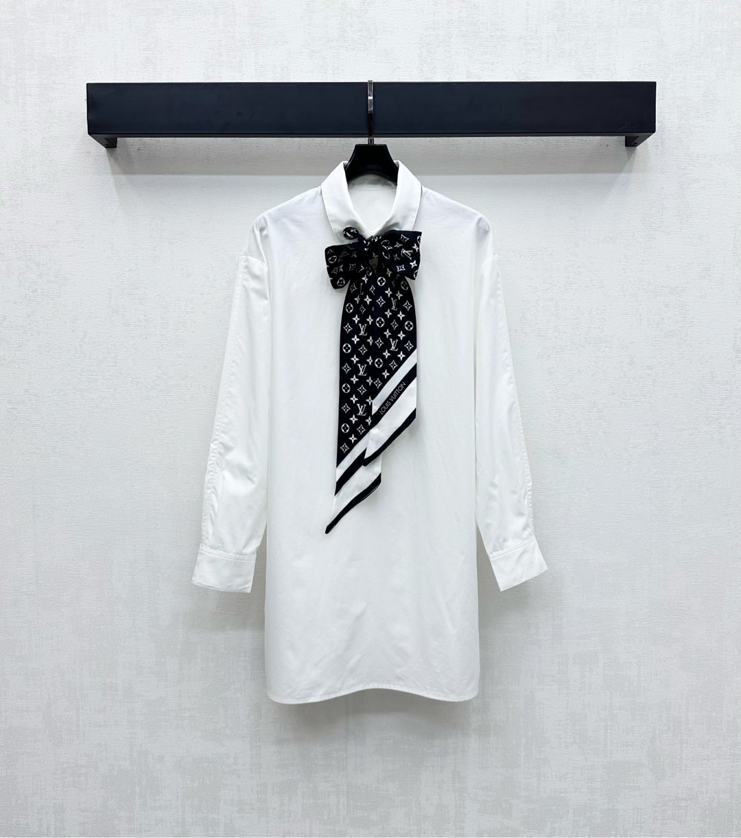 NO:457169,Louis Vuitto*2025 new product launches silk scarf long shirt with custom-made YB imported twill cotton material breathable and comfortable and stylish Voxel color with symmetrical perforated iconic four-leaf clover letter logo ribbon decoration highlights brand tone Coronco-haired old money full of fashionable feeling Facial auxiliary material development Lapel long shirt style cut Can also be used for dress wear High-end fashionable High-end 2 colors, louis vuitton, skirts, shirts, real silk, alexander wang19860909Louis Vuitto*2025新品上架真丝丝巾长款衬衣 定制YB进口斜纹全棉材质 透气舒适有型 通体素色配合领边对称穿孔标志性四叶草字母徽标丝带装饰 彰显品牌调性 可松可系老钱时髦感十足 面辅料开发 翻领长款衬衫版型剪裁 也可做连衣裙穿搭 上身高级时髦 高版本2色,,louis vuitton,skirts,shirts,real silk,alexander wang,Women's clothing