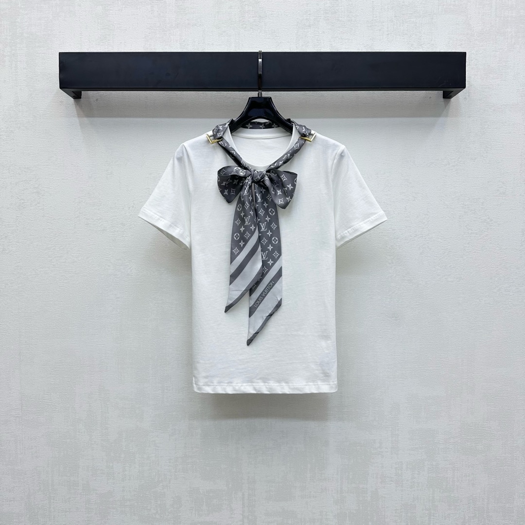 NO:457225,Louis Vuitto*2025 new product is available in the shelves of silk scarf chain custom YB imported twill cotton material, breathable and comfortable, full texture, design of hole buckles on both sides of the neckline, loosen and tied with a free and easy outfit, add layering of the shape, revealing the iconic four-leaf clover letter logo ribbon decoration, highlighting the brand tone, surface auxiliary material development, regular round neck short-sleeved T-shirt tailoring, single wear inner wear, fashionable, high-version, louis vuitton, T-shirt,tees, t-shirt,real silk,alexander wang19860909Louis Vuitto*2025新品上架真丝丝巾链条定制YB进口斜纹全棉材质 透气舒适 质感十足 领口两侧孔扣固定丝巾设计 正面可松可系穿搭随心 增添造型层次感 露出标志性四叶草字母徽标丝带装饰 彰显品牌调性 面辅料开发 常规圆领短袖T恤剪裁 单穿内搭出彩时髦  高版本,,louis vuitton,T-shirt,tees，t-shirt,real silk,alexander wang,Women's clothing
