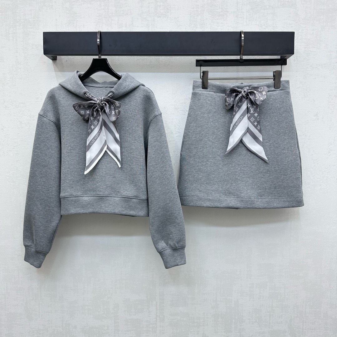 NO:457179,Louis Vuitto*2025 new product launches silk scarf hooded sweatshirt shorts set customized YB imported air cotton material soft and skin-friendly, slightly elastic and stylish hooded sweatshirts voxel color with symmetrical perforated collar edges iconic four-leaf clover letters logo ribbon decoration highlights brand tone Coronco-colored old money full of fashionable feeling, shoulder-falling silhouette pattern adds a sense of styling layering, vitality, surface accessories development Hooded sweatshirts with elastic skirts in the same series, details echo up and down, overall coordination and unified, complete sets of wear are simple, high-end and fashionable, black sweatshirts with pockets, pay attention to distinguish between orders, high-end 2 colors,,louis vuitton, hoodie, sweatshirts, skirts, shorts, real silk, hats, alexander wang19860909Louis Vuitto*2025新品上架真丝丝巾连帽卫衣短裤套装定制YB进口空气全棉材质 柔软亲肤 微弹有型 连帽卫衣通体素色配合领边对称穿孔标志性四叶草字母徽标丝带装饰 彰显品牌调性 可松可系老钱时髦感十足 落肩廓形版型增添造型层次感 活力气息 面辅料开发 连帽卫衣搭配同系列弹力半裙 细节设计上下呼应 整体协调统一 成套穿搭简约高级出彩时髦 黑色卫衣有插兜口袋 下单注意区分 高版本2色,,louis vuitton,hoodie,sweatshirts,skirts,shorts,real silk,hats,alexander wang,Women's clothing