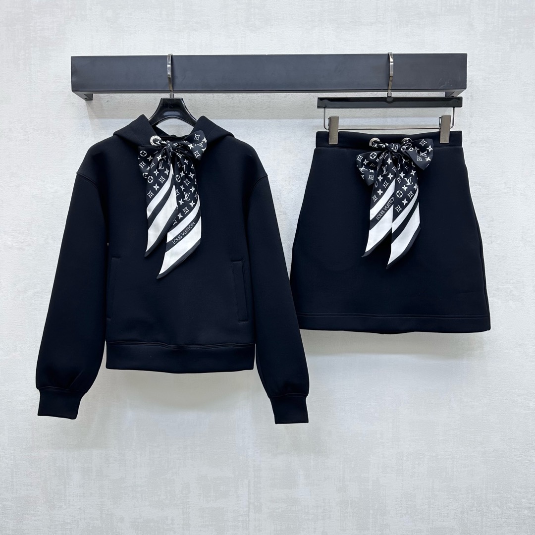 NO:457174,Louis Vuitto*2025 new product launches silk scarf hooded sweatshirt shorts set customized YB imported air cotton material soft and skin-friendly, slightly elastic and stylish hooded sweatshirts voxel color with symmetrical perforated collar edges iconic four-leaf clover letters logo ribbon decoration highlights brand tone Coronco-colored old money full of fashionable feeling, shoulder-falling silhouette pattern adds a sense of styling layering, vitality, surface accessories development Hooded sweatshirts with elastic skirts in the same series, details echo up and down, overall coordination and unified, complete sets of wear are simple, high-end and fashionable, black sweatshirts with pockets, pay attention to distinguish between orders, high-end 2 colors,,louis vuitton, hoodie, sweatshirts, skirts, shorts, real silk, hats, alexander wang19860909Louis Vuitto*2025新品上架真丝丝巾连帽卫衣短裤套装定制YB进口空气全棉材质 柔软亲肤 微弹有型 连帽卫衣通体素色配合领边对称穿孔标志性四叶草字母徽标丝带装饰 彰显品牌调性 可松可系老钱时髦感十足 落肩廓形版型增添造型层次感 活力气息 面辅料开发 连帽卫衣搭配同系列弹力半裙 细节设计上下呼应 整体协调统一 成套穿搭简约高级出彩时髦 黑色卫衣有插兜口袋 下单注意区分 高版本2色,,louis vuitton,hoodie,sweatshirts,skirts,shorts,real silk,hats,alexander wang,Women's clothing